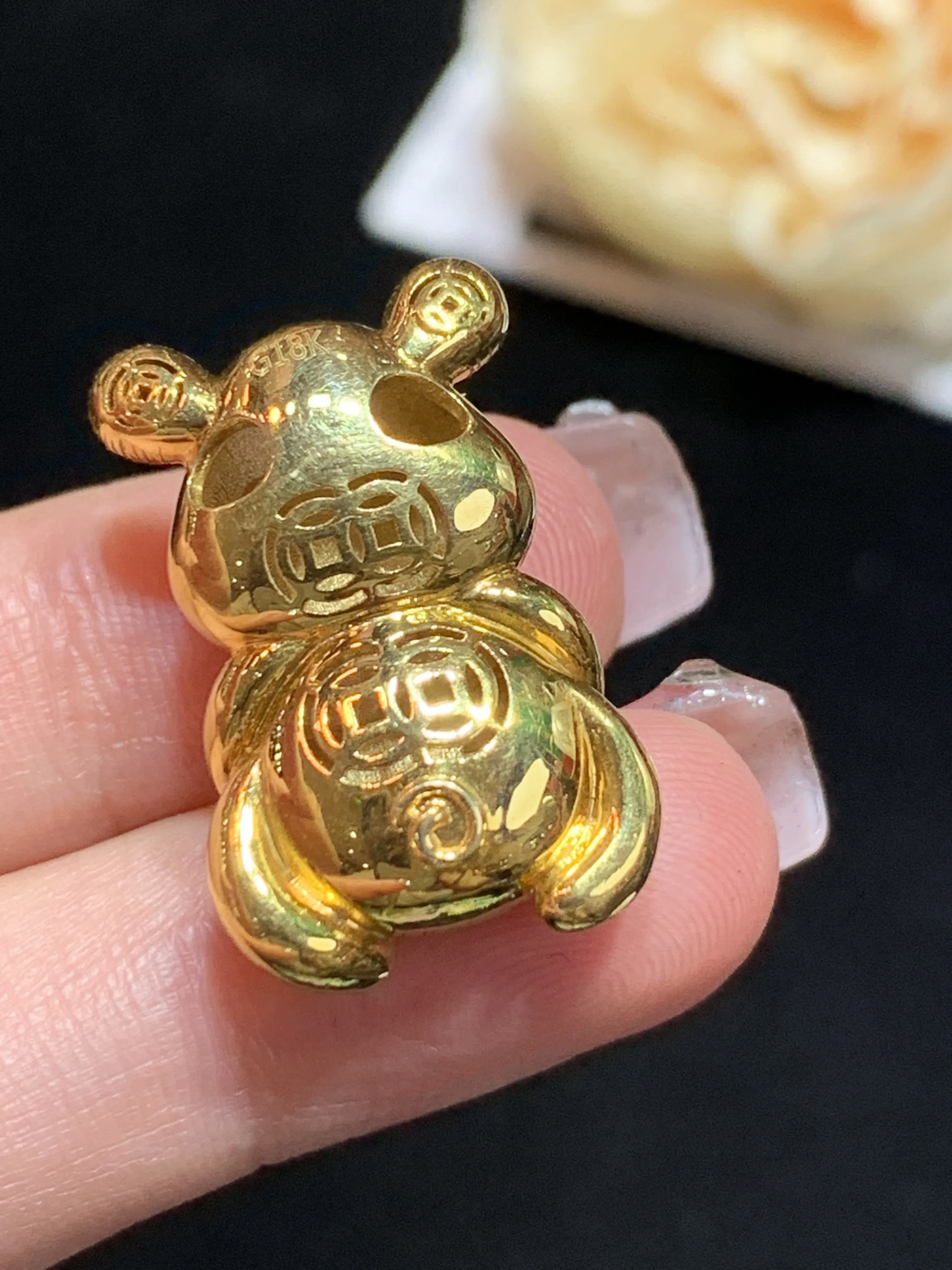 黄翡金元宝设计款“招财鼠”吊坠，18k金镶嵌，颜色靓丽，招财进宝，整体规格：24.2-15.7-8.9