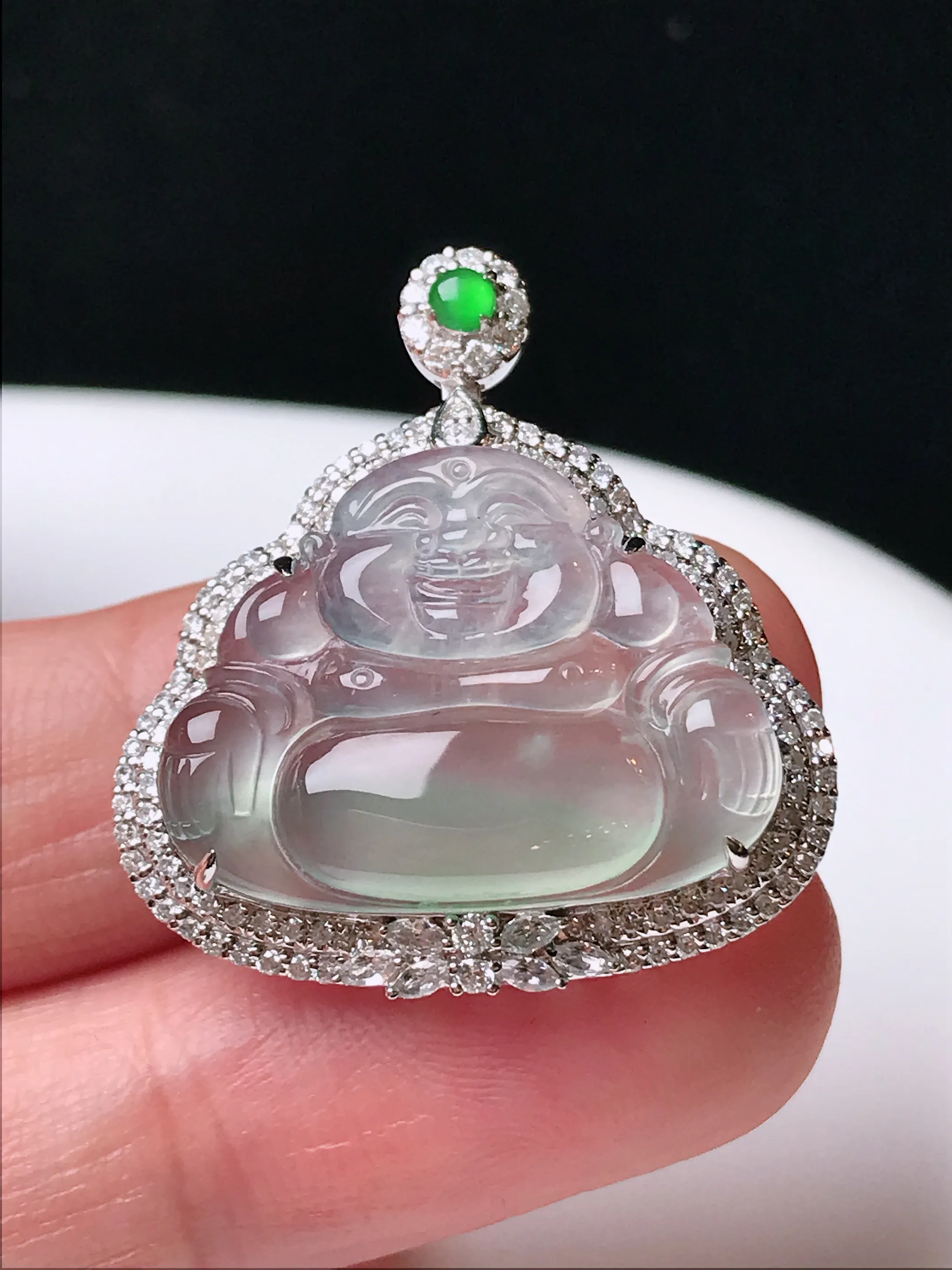 严选推荐 佛公，老坑高冰种飘花佛公挂件，18k金钻镶嵌，雕工精细，线条流畅，品相出众。种水很好，盈润通透，晶体结构致密，起强玻璃光泽。颜色清爽干净，色泽纯正，美感十足。收藏传承级佳品，高性价比，值得入手，裸石尺寸约16.9-22.7毫米（背面一刀切）