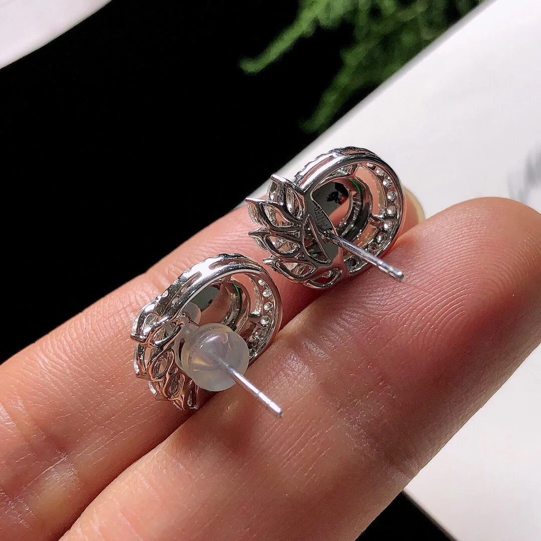 【宝贝】天然翡翠冰润阳绿蛋面耳钉
【尺寸】裸石9.5*7.5*3（㎜）
【描述】冰种，阳绿，玉质温润，颜色迷人，18K金镶嵌，无纹裂