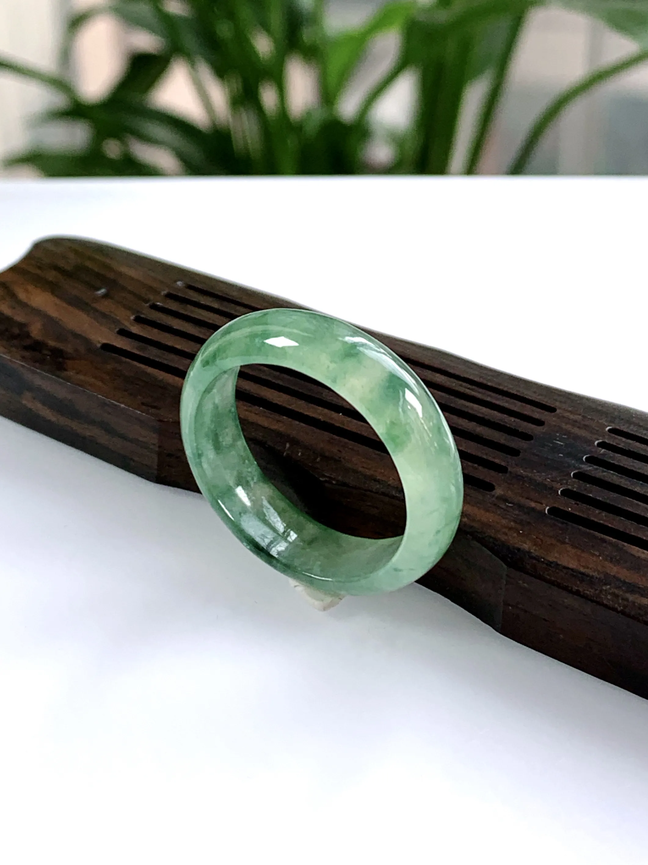 缅甸天然翡翠A货，冰种起胶飘花指环戒指，尺寸：圈口内径20.2mm=24号，宽厚6.2/2.8mm，重量：3.44g