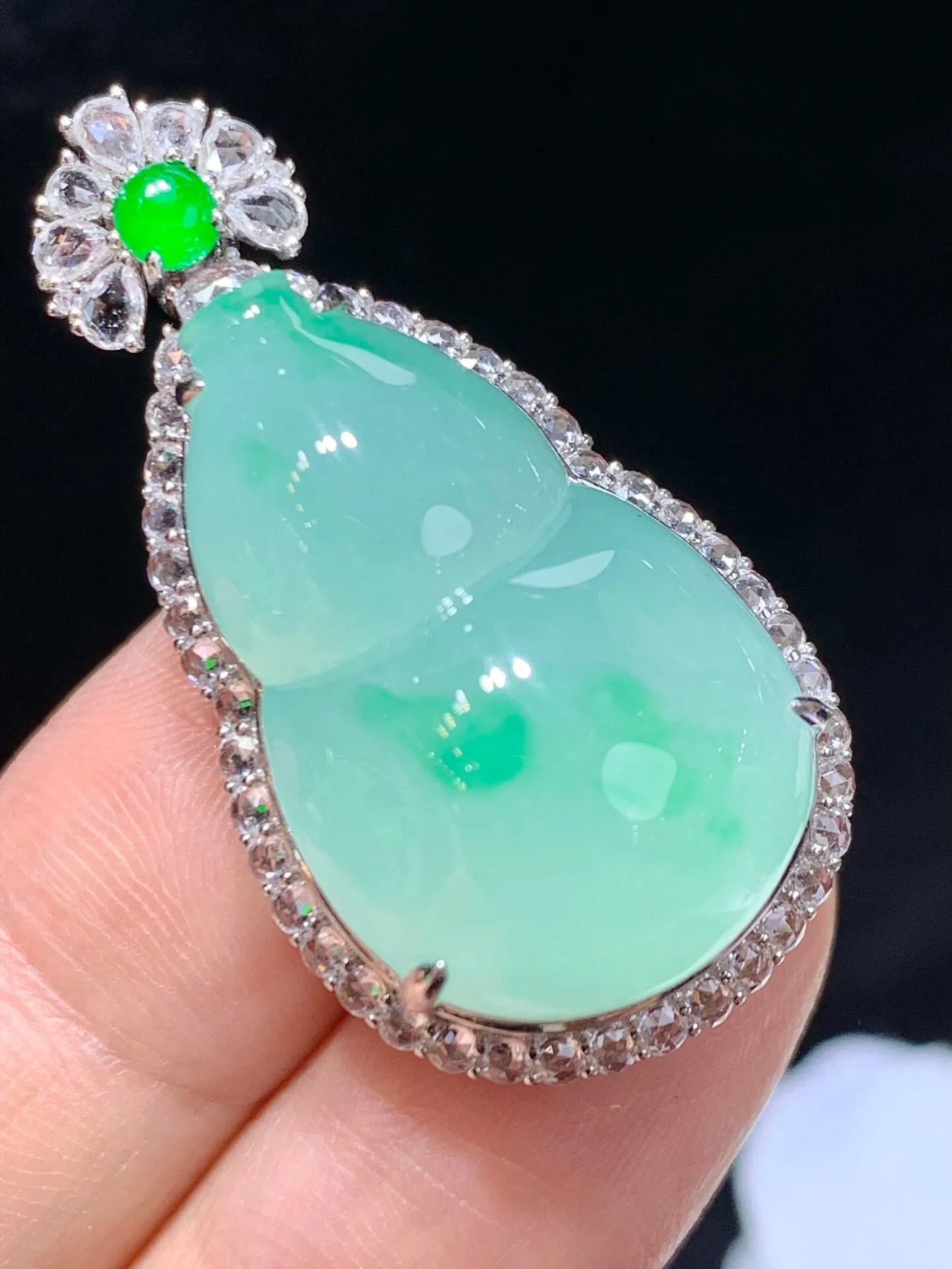 天然翡翠a货，飘绿葫芦吊坠，18k金伴钻镶嵌，细腻玉质，佩戴效果佳