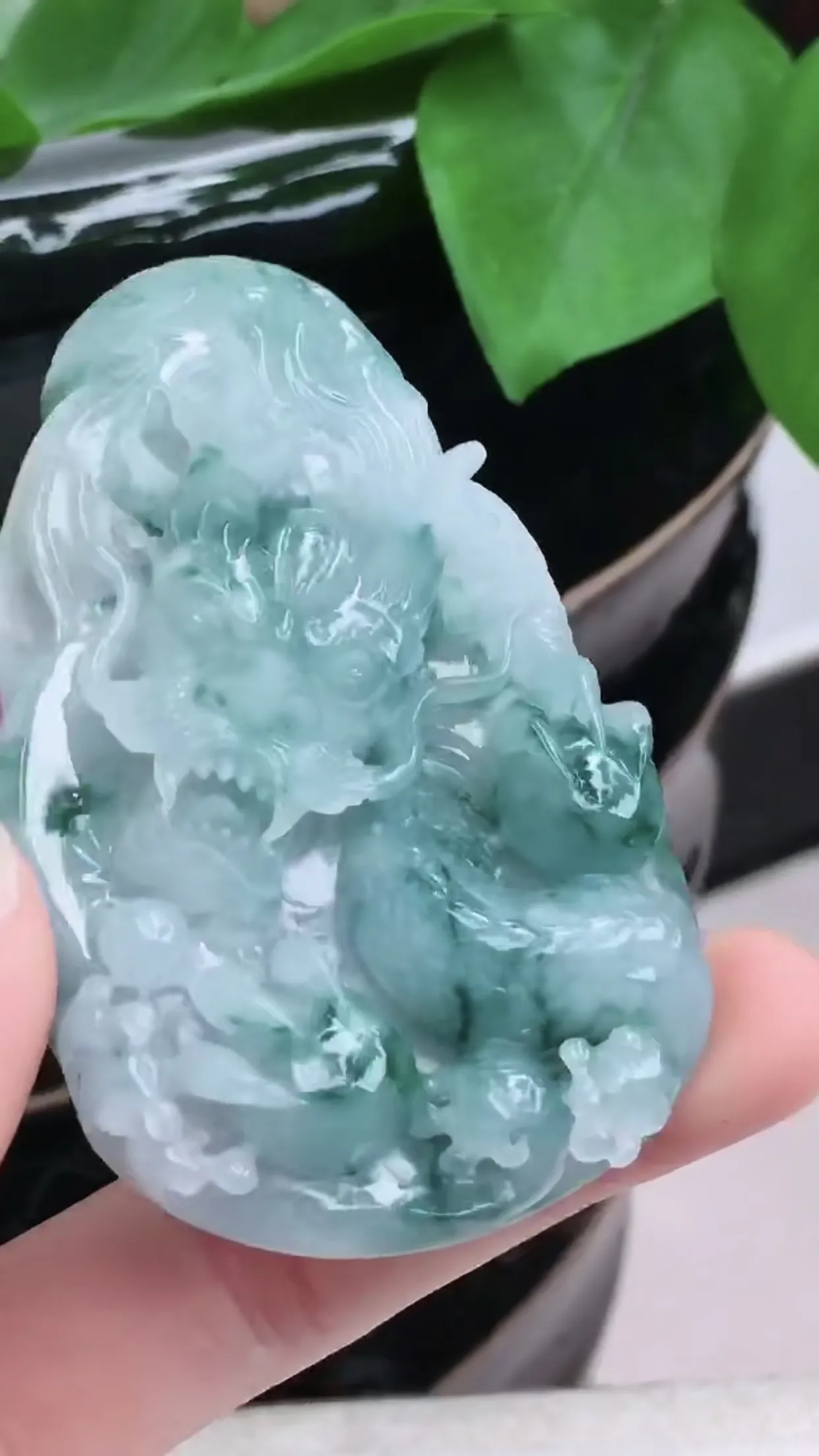 缅甸玉天然翡翠A货 老坑起胶冰润飘花霸气龙牌吊坠，生肖龙挂件，龙腾盛世，生意兴隆，雕工精细，大件厚装霸气，送礼佩戴佳品，尺寸：66.4×43.2×11mm   y55.62