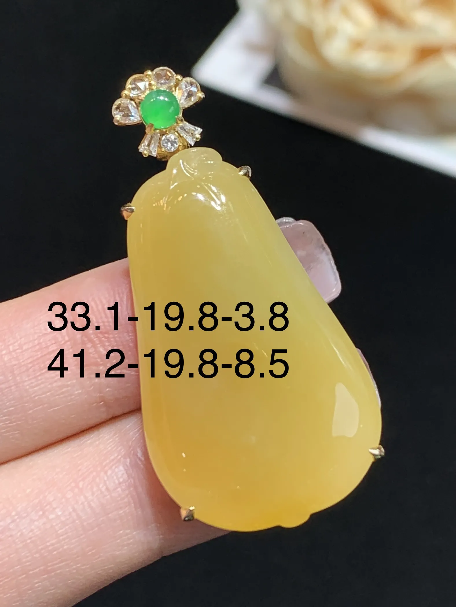黄翡福瓜吊坠，18k金伴钻，颜色靓丽，水润，佩戴优雅，整体规格：41.2-19.8-8.5