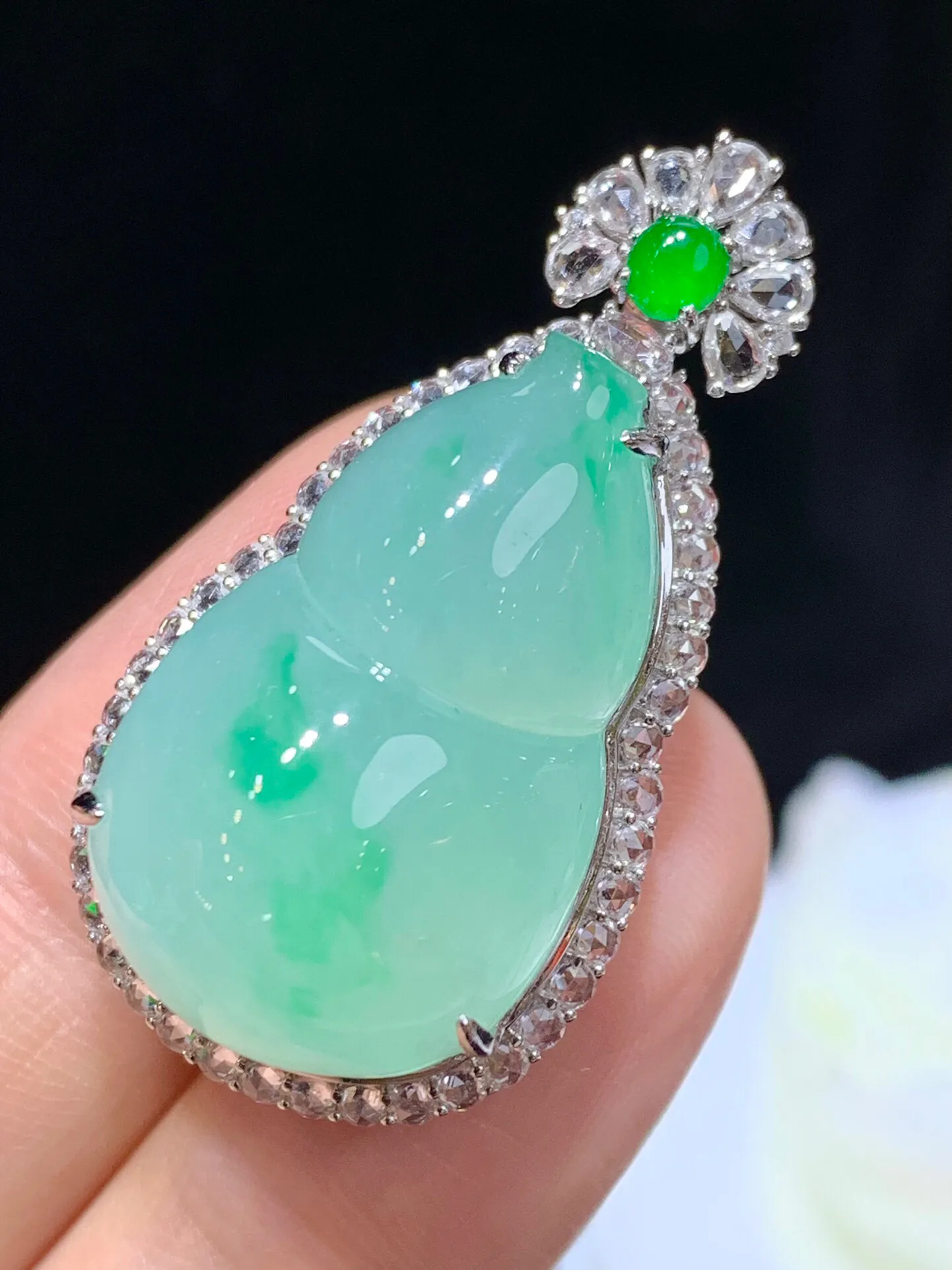 天然翡翠a货，飘绿葫芦吊坠，18k金伴钻镶嵌，细腻玉质，佩戴效果佳
