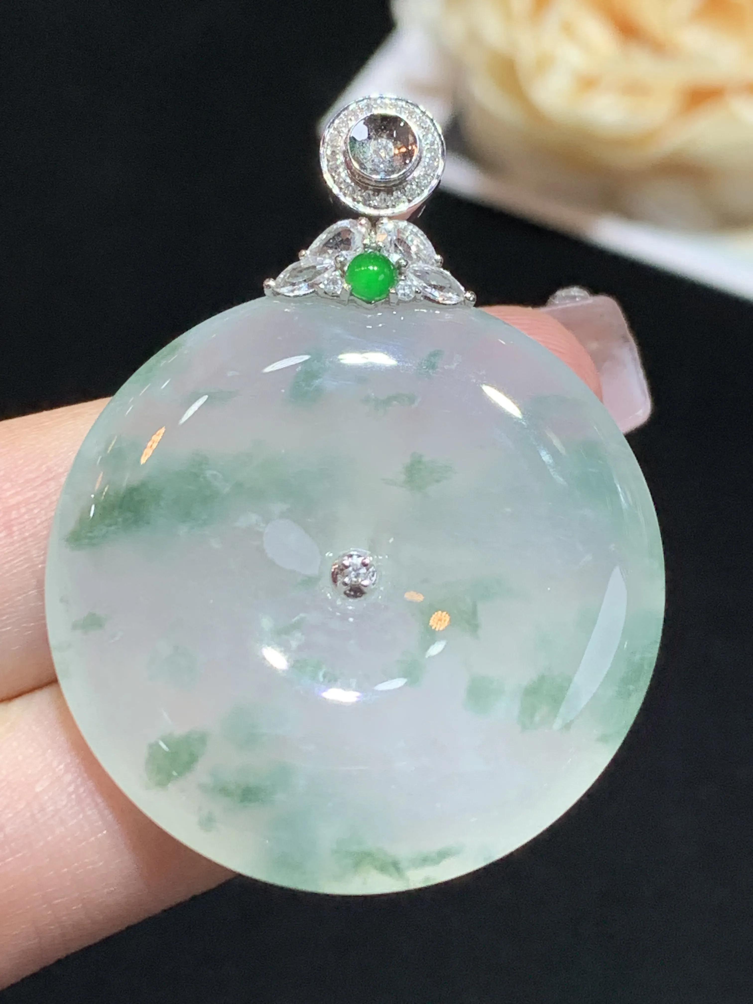 冰飘绿花平安扣吊坠，18k金伴钻镶嵌白色蓝宝石，颜色清爽，水润，点缀满绿危地马拉小蛋面，佩戴优雅，整体规格：42.8-32.8-6.9