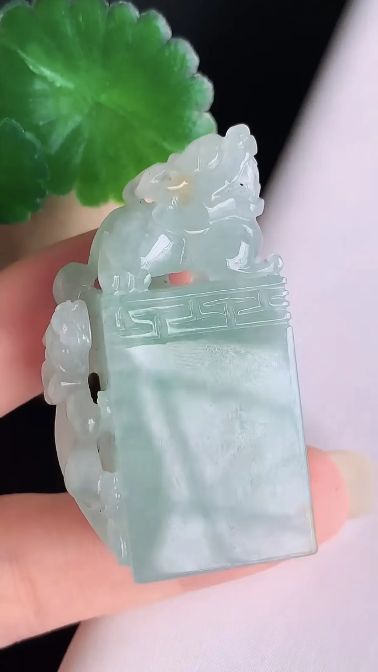 缅甸玉天然翡翠A货 老坑料起胶冰润 飘绿招财霸气貔貅印章  玉质细腻 色泽鲜艳 种老水头足 佩戴效果佳 尺寸44.5×12.5×10.7mm  y32.42