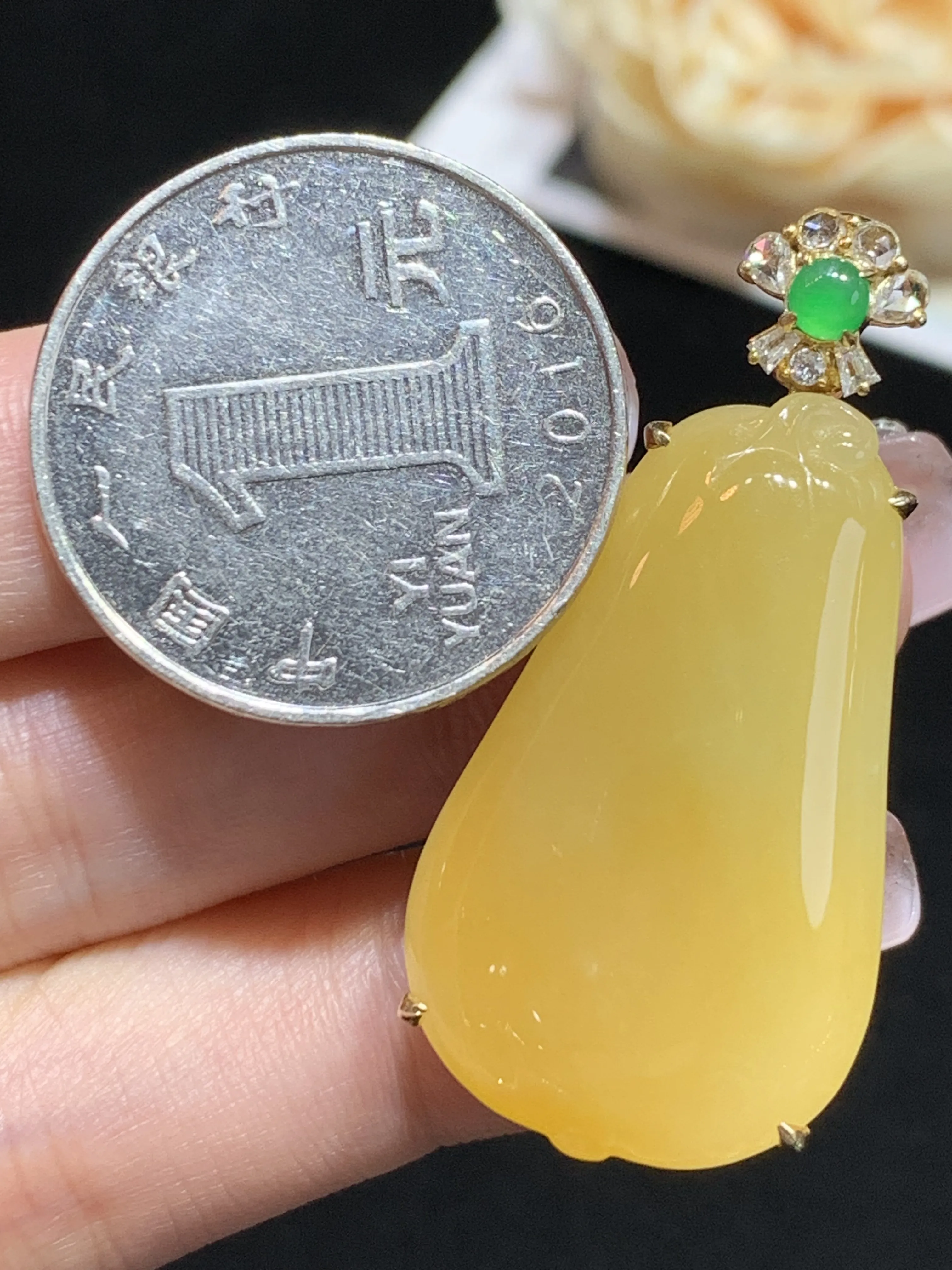 黄翡福瓜吊坠，18k金伴钻，颜色靓丽，水润，佩戴优雅，整体规格：41.2-19.8-8.5