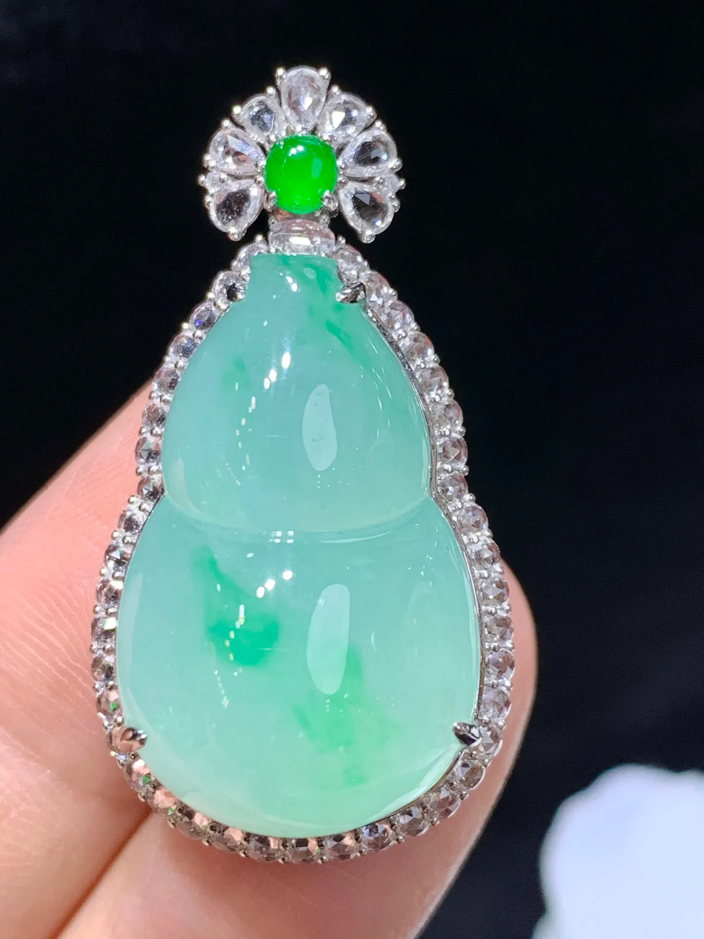 天然翡翠a货，飘绿葫芦吊坠，18k金伴钻镶嵌，细腻玉质，佩戴效果佳