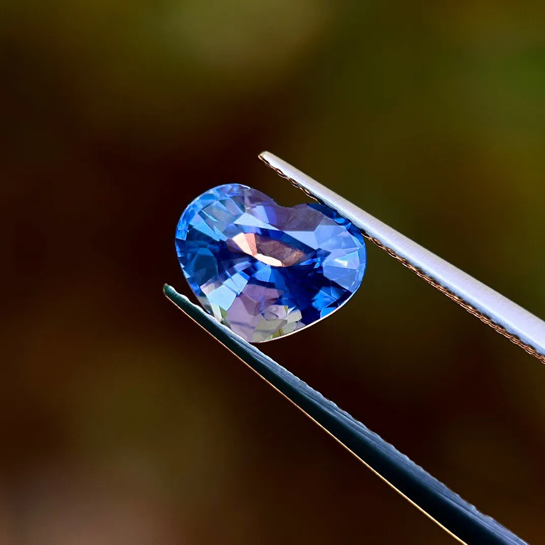 3.08克拉AIGS天然无烧矢车菊蓝宝石裸石，斯里兰卡，9.75×7.62×5.39mm，火彩好，晶体通透