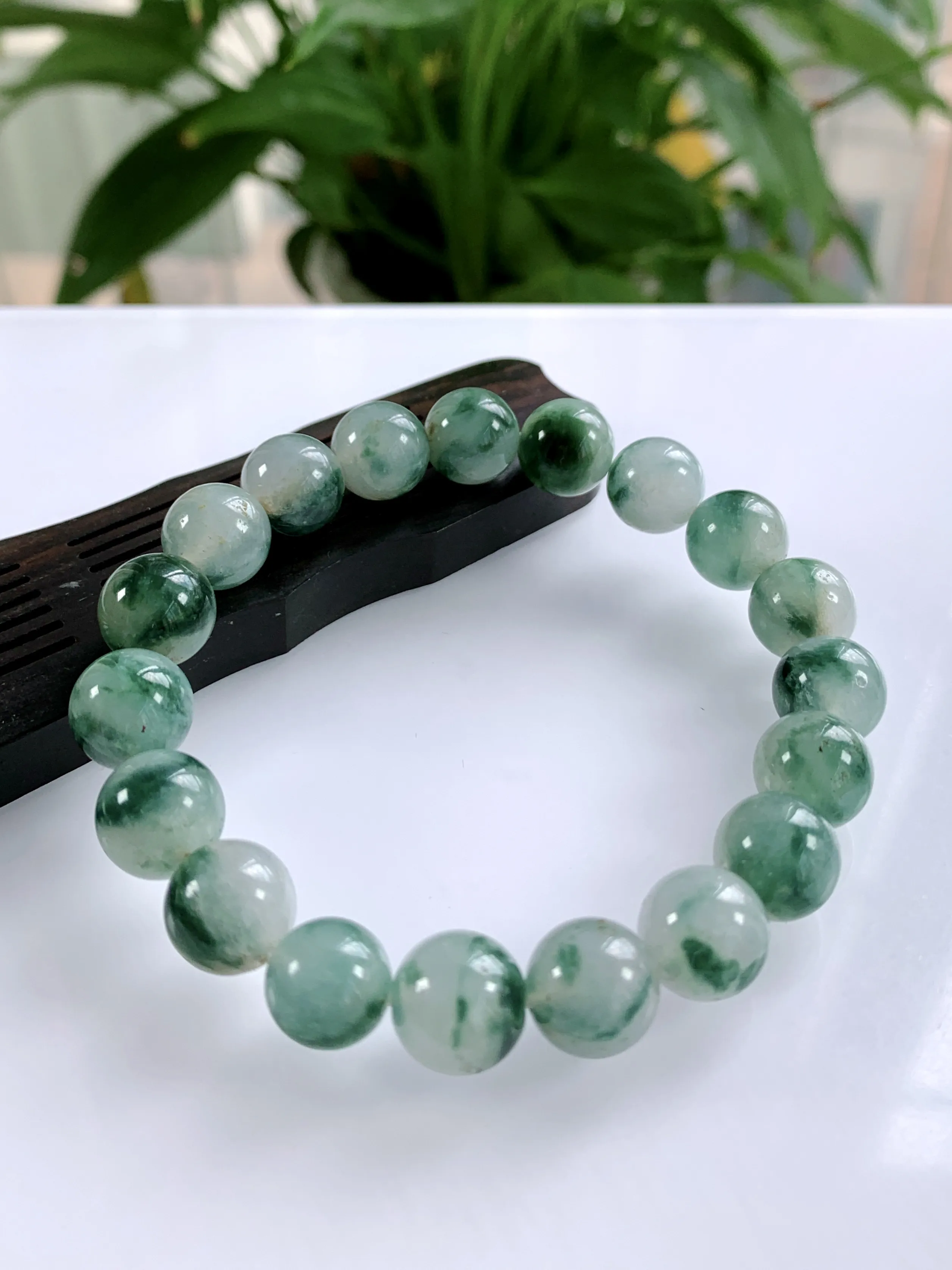 缅甸天然翡翠A货，冰种起胶飘花圆珠手串手链，尺寸：10.2mm/19颗，重量：33.90g，温馨提示：珠子个别有天然砂眼，不影响佩戴效果，介意的翠友慎拍，谢谢！