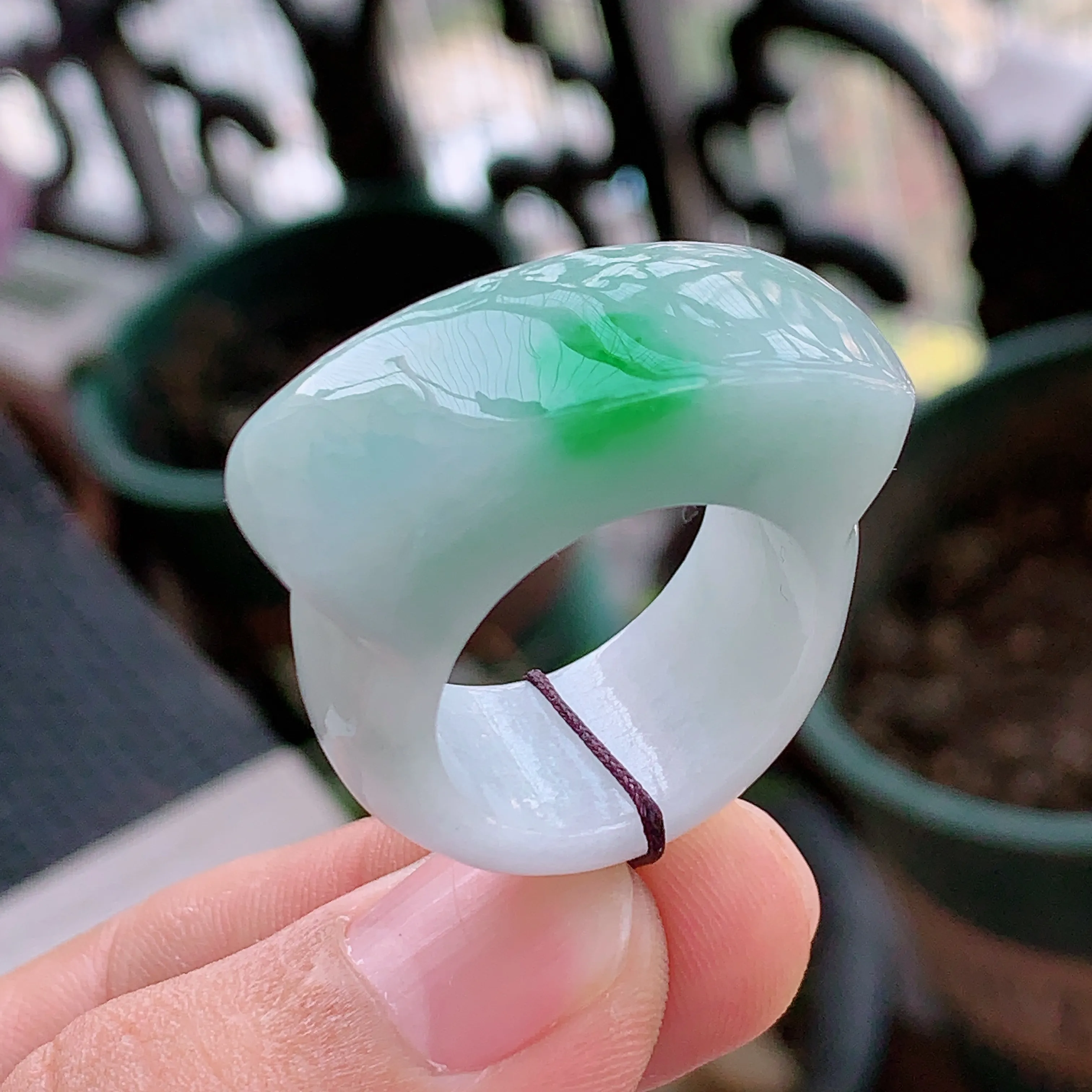 圈口：20.5mm，A货翡翠水润飘绿马鞍面扳指、玉质莹润细腻，飘花灵动