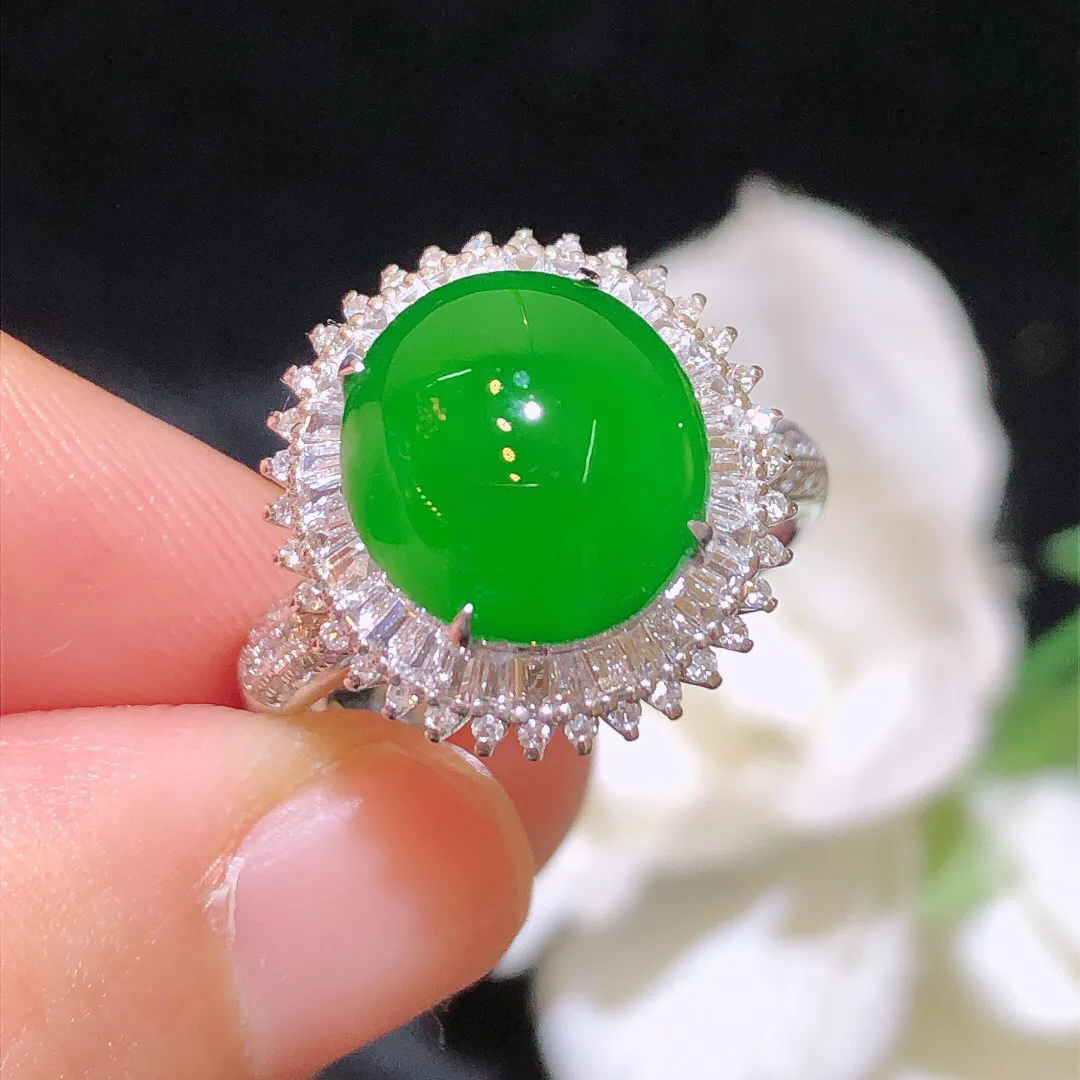 翡翠冰绿蛋面戒指 雕工精细 颜色鲜艳 飘绿惹眼
