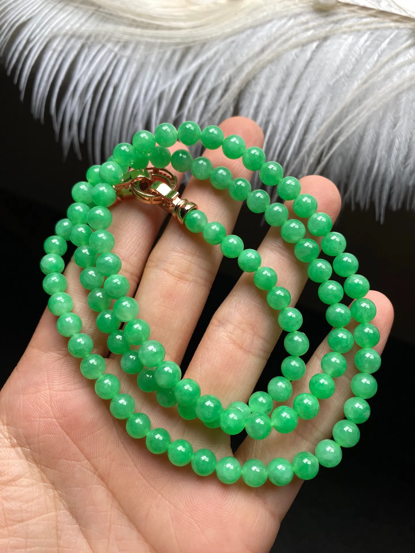 稀有缅甸正阳绿长珠链，种好水润细腻光泽，共100颗珠径5.5-6mm，底子干净温润，颜色超阳的，上身效果高贵优雅，这是可以收藏和传承的品质，性价比很不错的