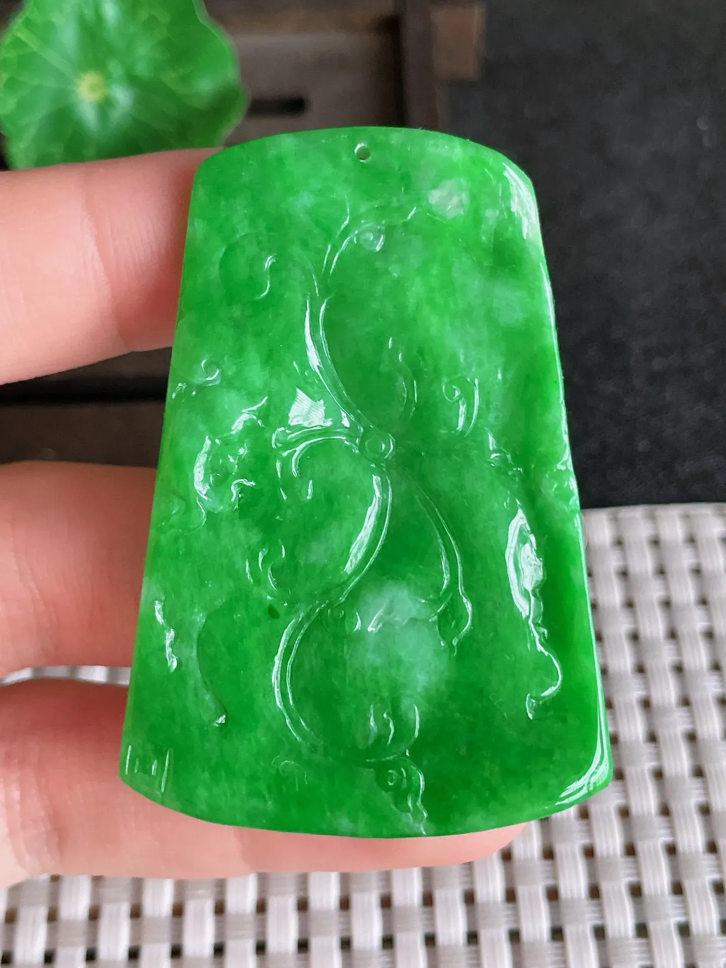 天然翡翠,老坑全胶感满阳绿荷叶鱼吊坠，尺寸:53.7-34.2-5.2mm，种水足 雕工精细， 20