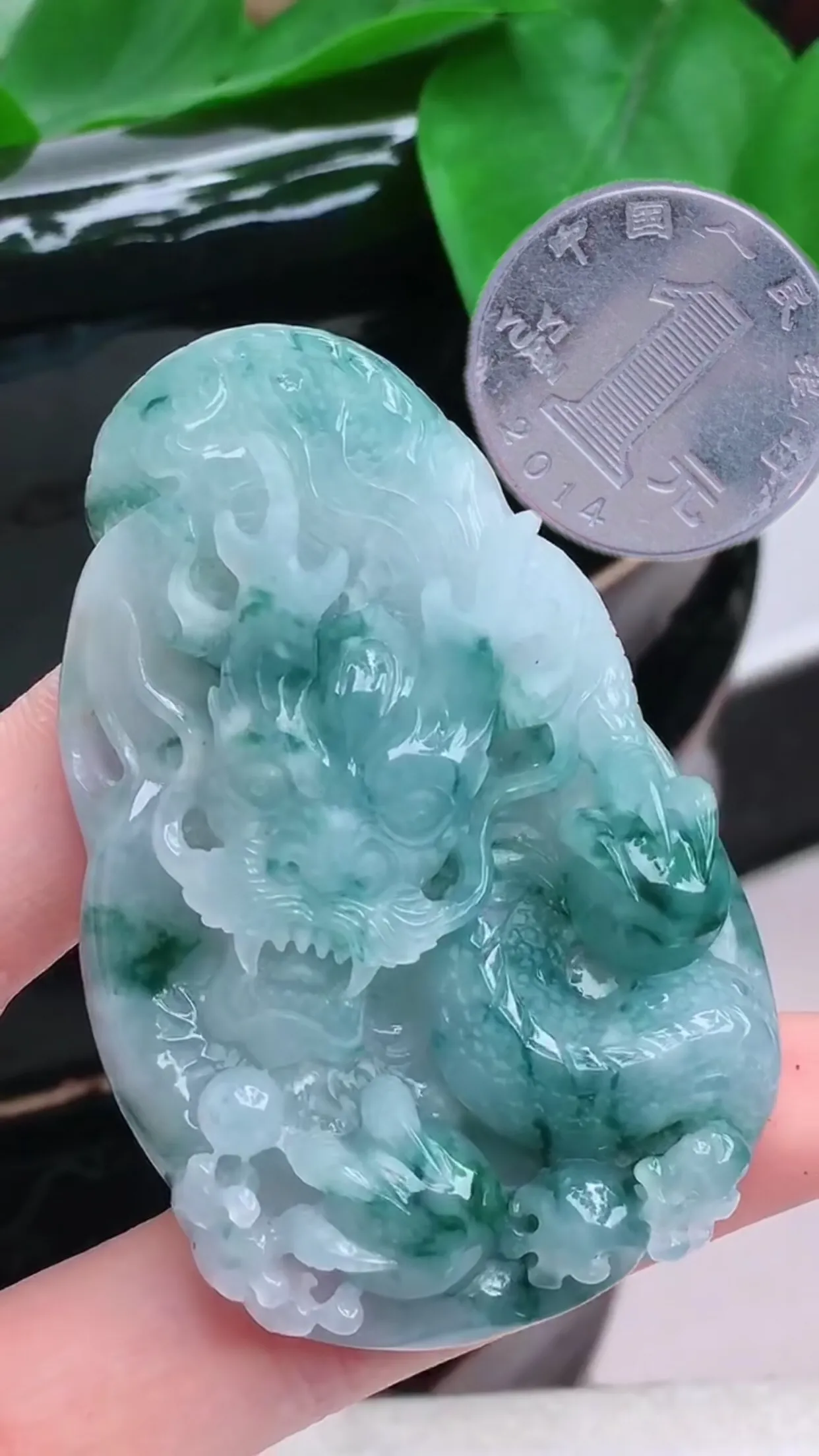 缅甸玉天然翡翠A货 老坑起胶冰润飘花霸气龙牌吊坠，生肖龙挂件，龙腾盛世，生意兴隆，雕工精细，大件厚装霸气，送礼佩戴佳品，尺寸：66.4×43.2×11mm   y55.62