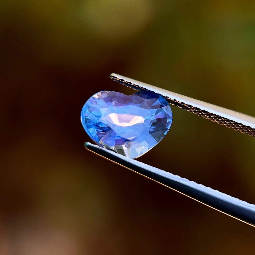 3.08克拉AIGS天然无烧矢车菊蓝宝石裸石，斯里兰卡，9.75×7.62×5.39mm，火彩好，晶体通透