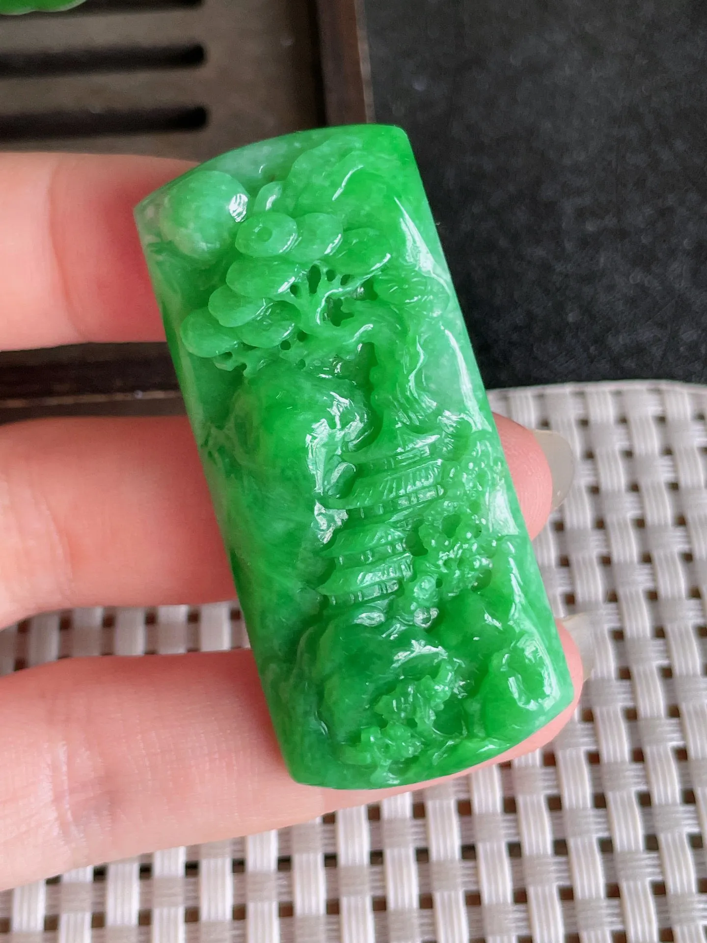 天然翡翠,老坑全胶感满绿山水牌吊坠，尺寸:52-23.3-9mm，种水足 雕工精细， 2454