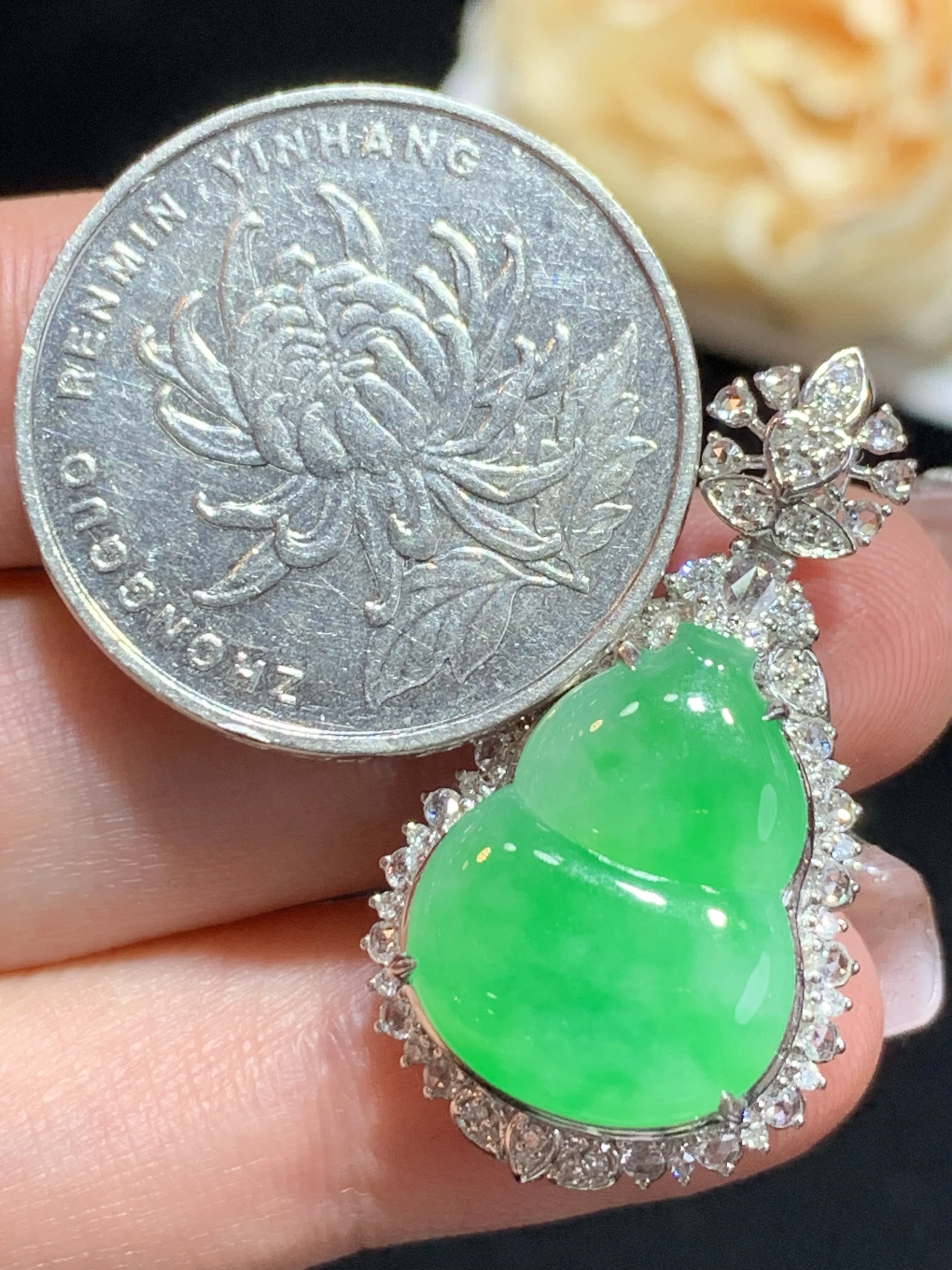 飘绿葫芦吊坠，18k金伴钻，色阳，颜色清爽，水润，整体规格：32.2-17.9-10.8