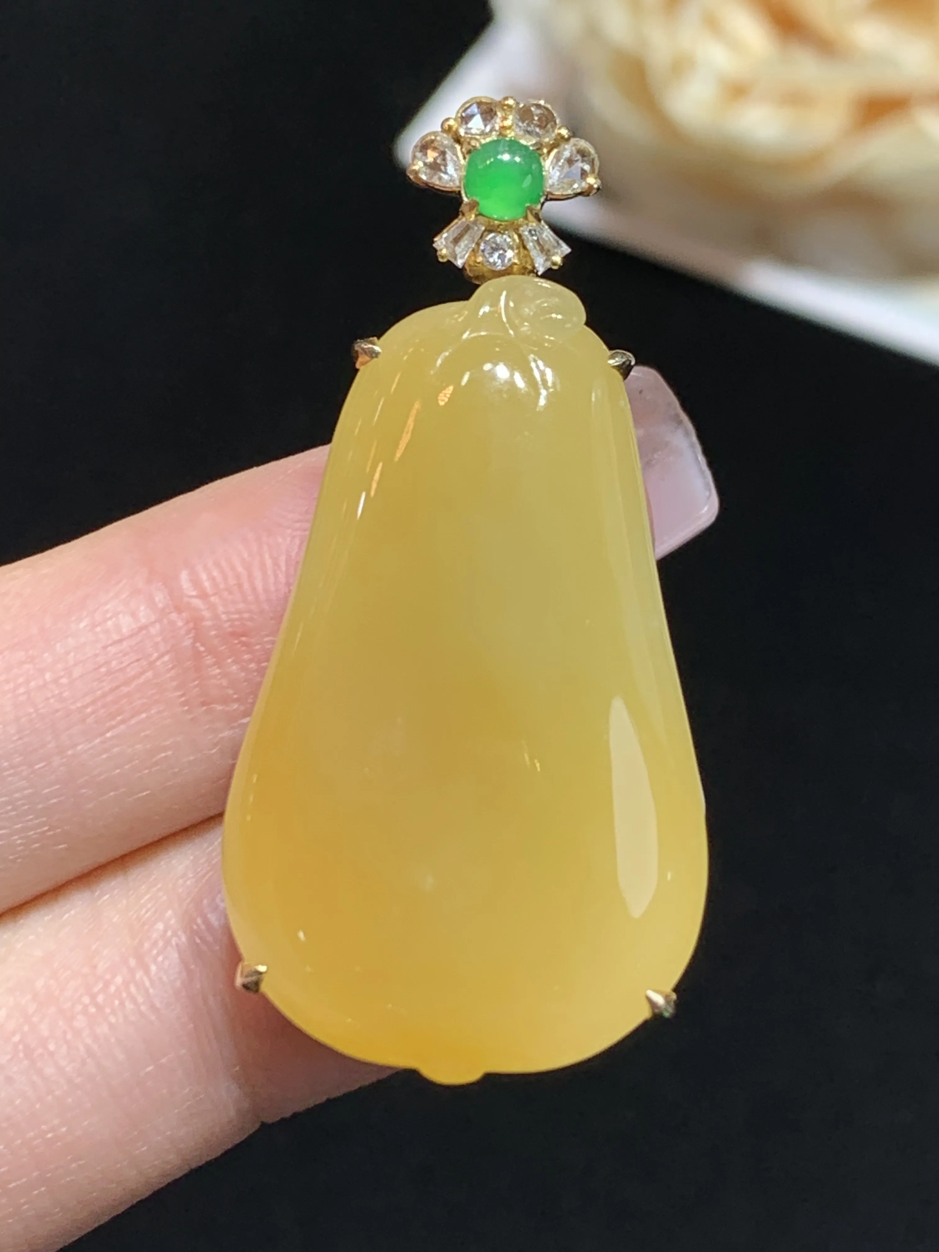 黄翡福瓜吊坠，18k金伴钻，颜色靓丽，水润，佩戴优雅，整体规格：41.2-19.8-8.5