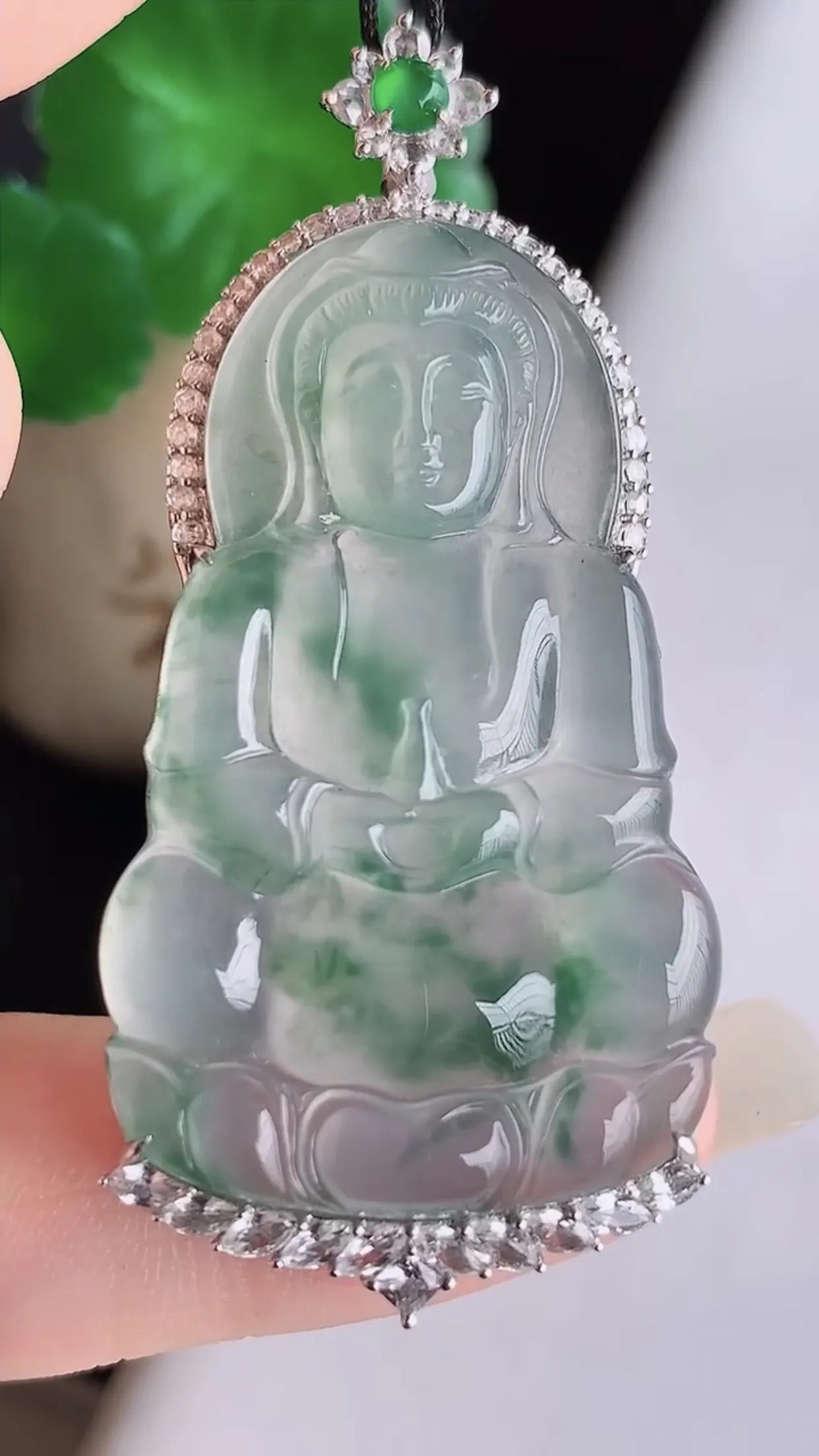 缅甸玉天然翡翠A货 18k金镶嵌 老坑料起胶冰种 飘绿观音菩萨吊坠  尺寸51×23×7.7裸石37.5×23mm  y9.02
