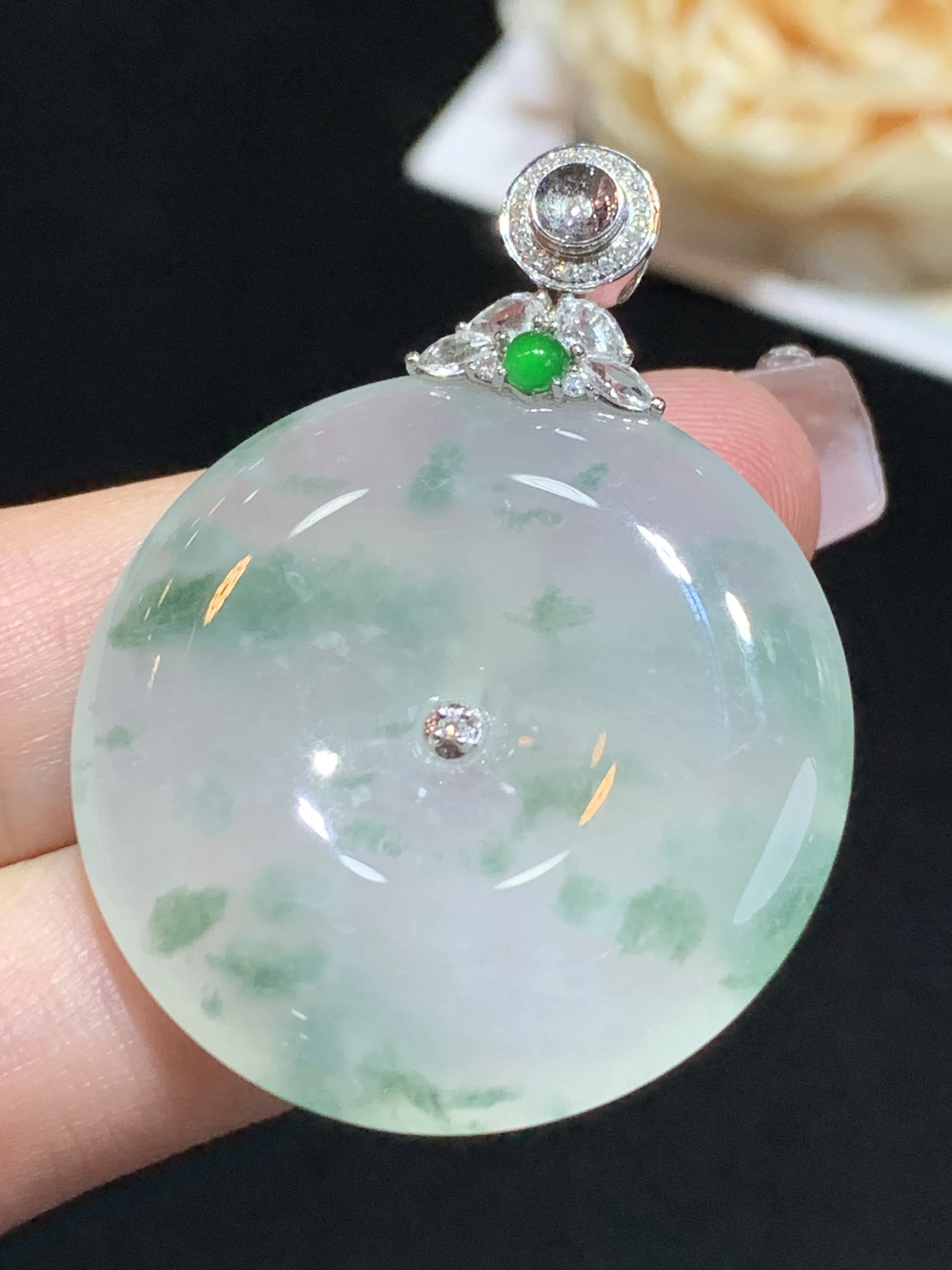 冰飘绿花平安扣吊坠，18k金伴钻镶嵌白色蓝宝石，颜色清爽，水润，点缀满绿危地马拉小蛋面，佩戴优雅，整体规格：42.8-32.8-6.9