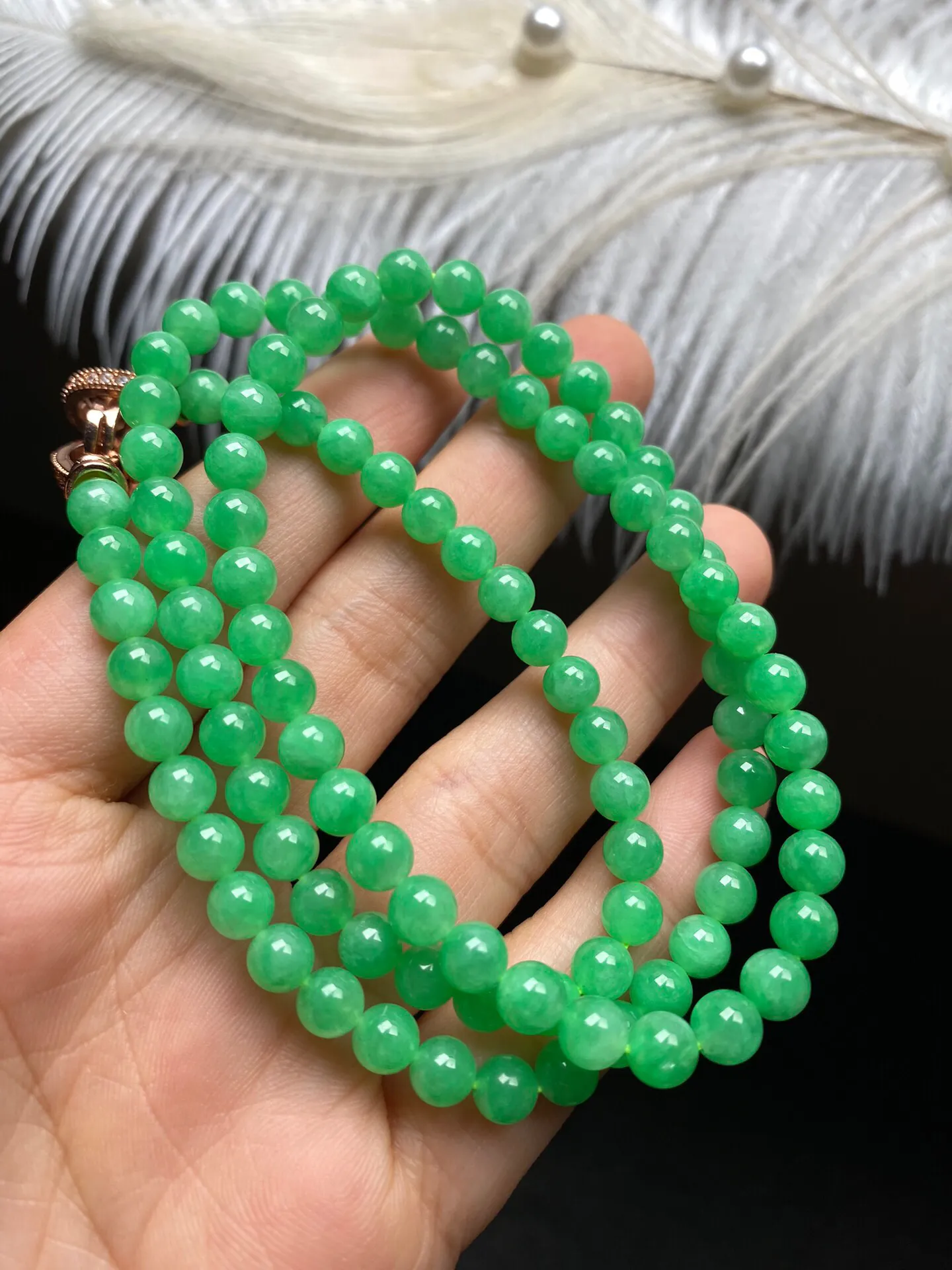 稀有缅甸正阳绿长珠链，种好水润细腻光泽，共100颗珠径5.5-6mm，底子干净温润，颜色超阳的，上身效果高贵优雅，这是可以收藏和传承的品质，性价比很不错的