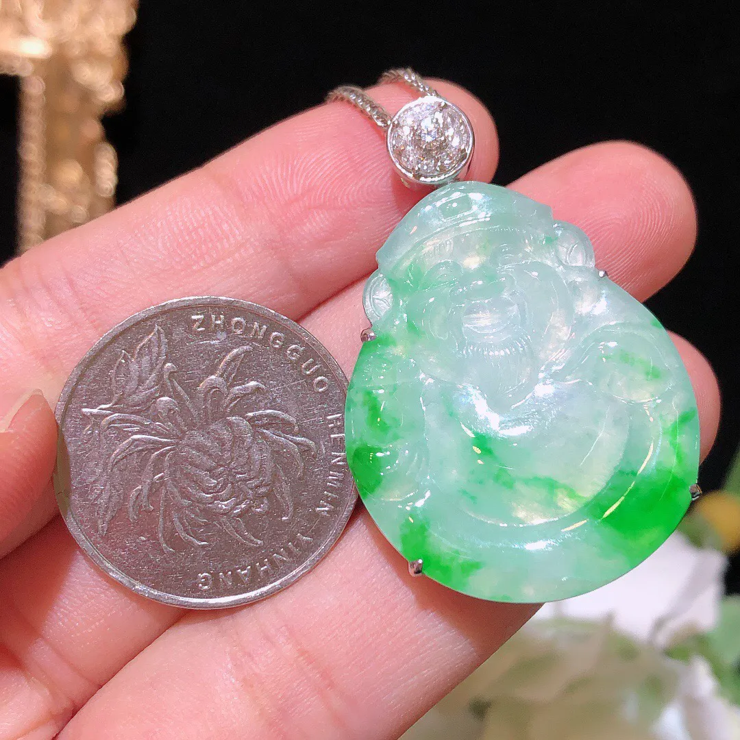 翡翠冰飘绿财神爷吊坠 雕工精细 颜色鲜艳 飘绿惹眼