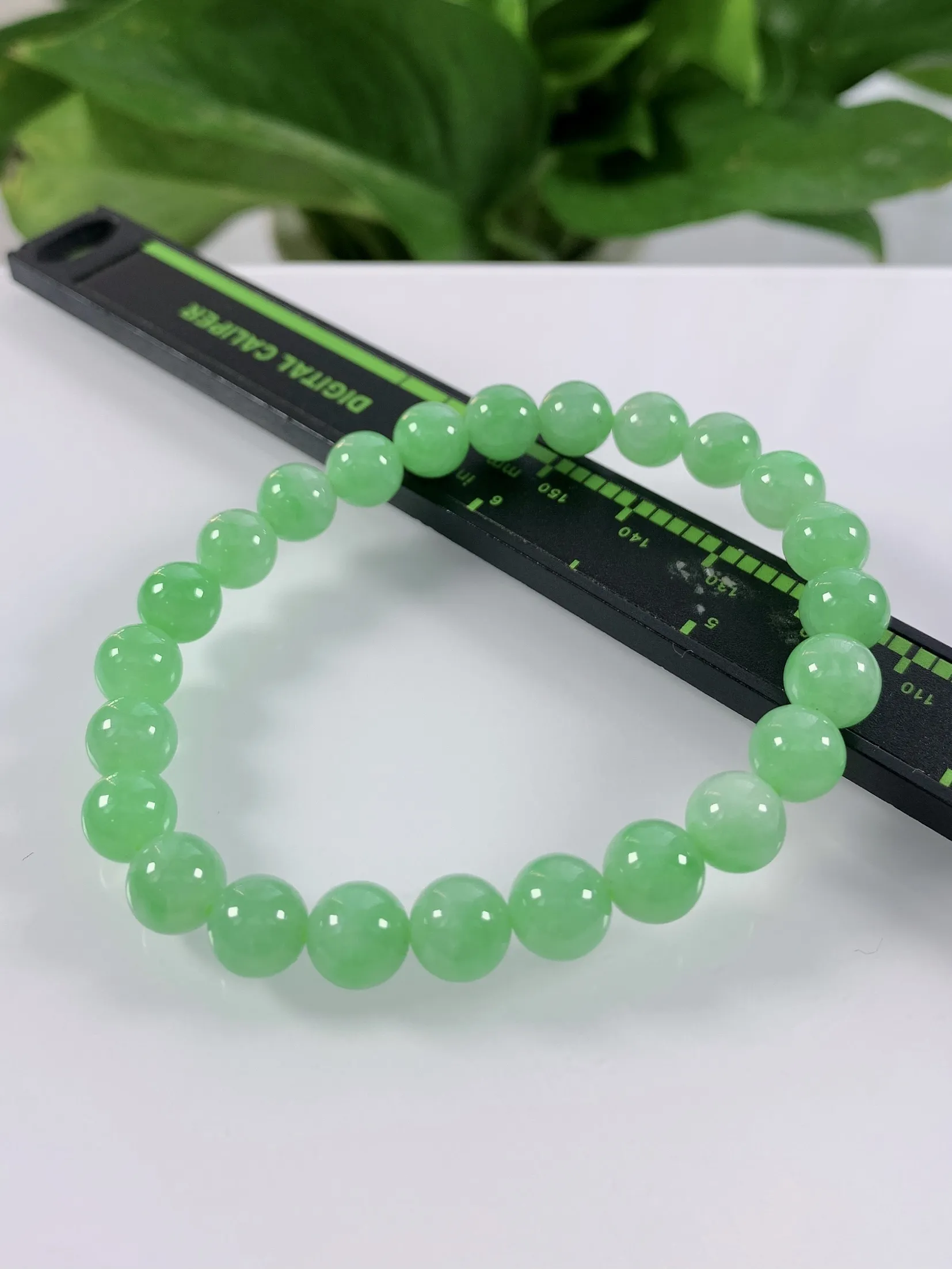 缅甸天然翡翠A货，卡8冰糯种满绿果阳绿圆珠手串手链，尺寸：珠子8mm/24颗，重量：19.62g