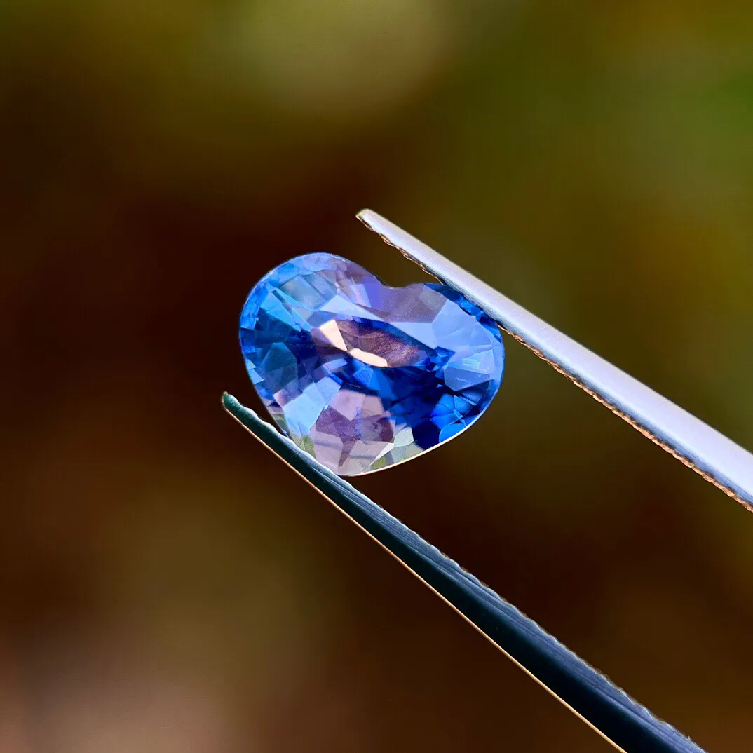 3.08克拉AIGS天然无烧矢车菊蓝宝石裸石，斯里兰卡，9.75×7.62×5.39mm，火彩好，晶体通透