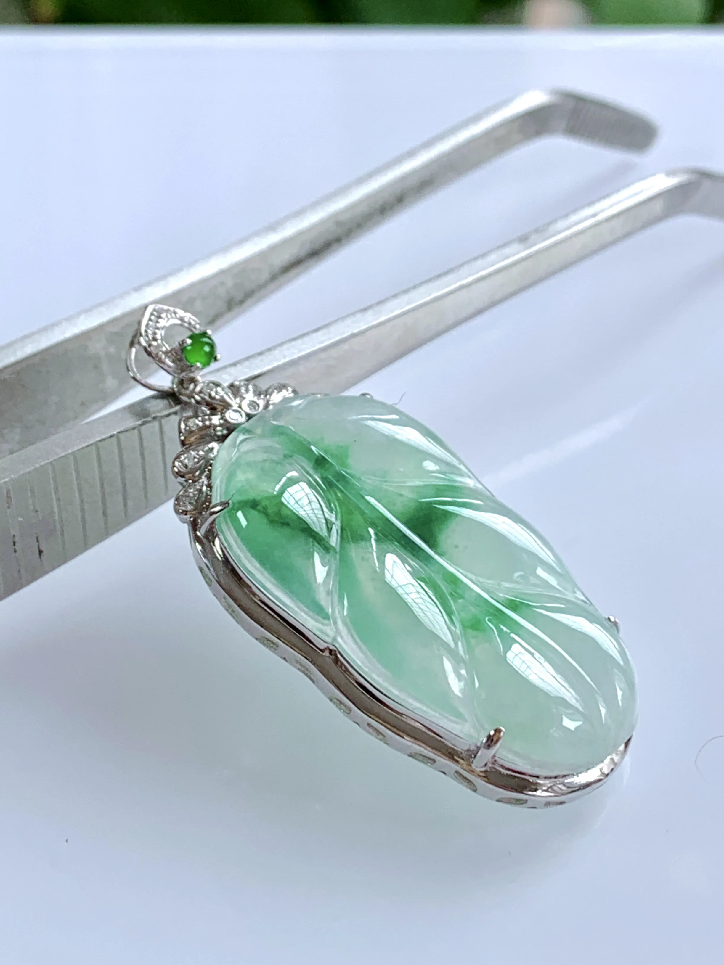 缅甸天然翡翠A货，18K金伴钻镶嵌冰种起胶飘绿金枝玉叶吊坠挂件，尺寸：整体41.6/19.6/6.3mm，祼石30.2/17.6mm重量：4.32g