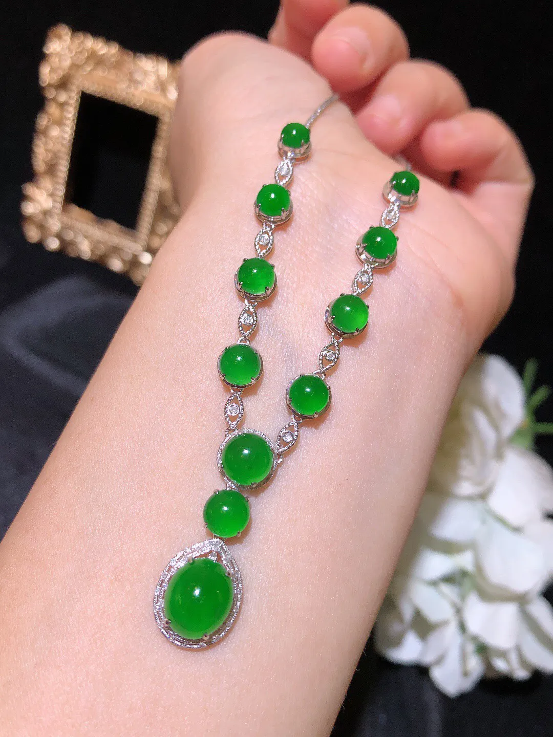 翡翠冰绿蛋面项链 雕工精细 颜色鲜艳 飘绿色艳