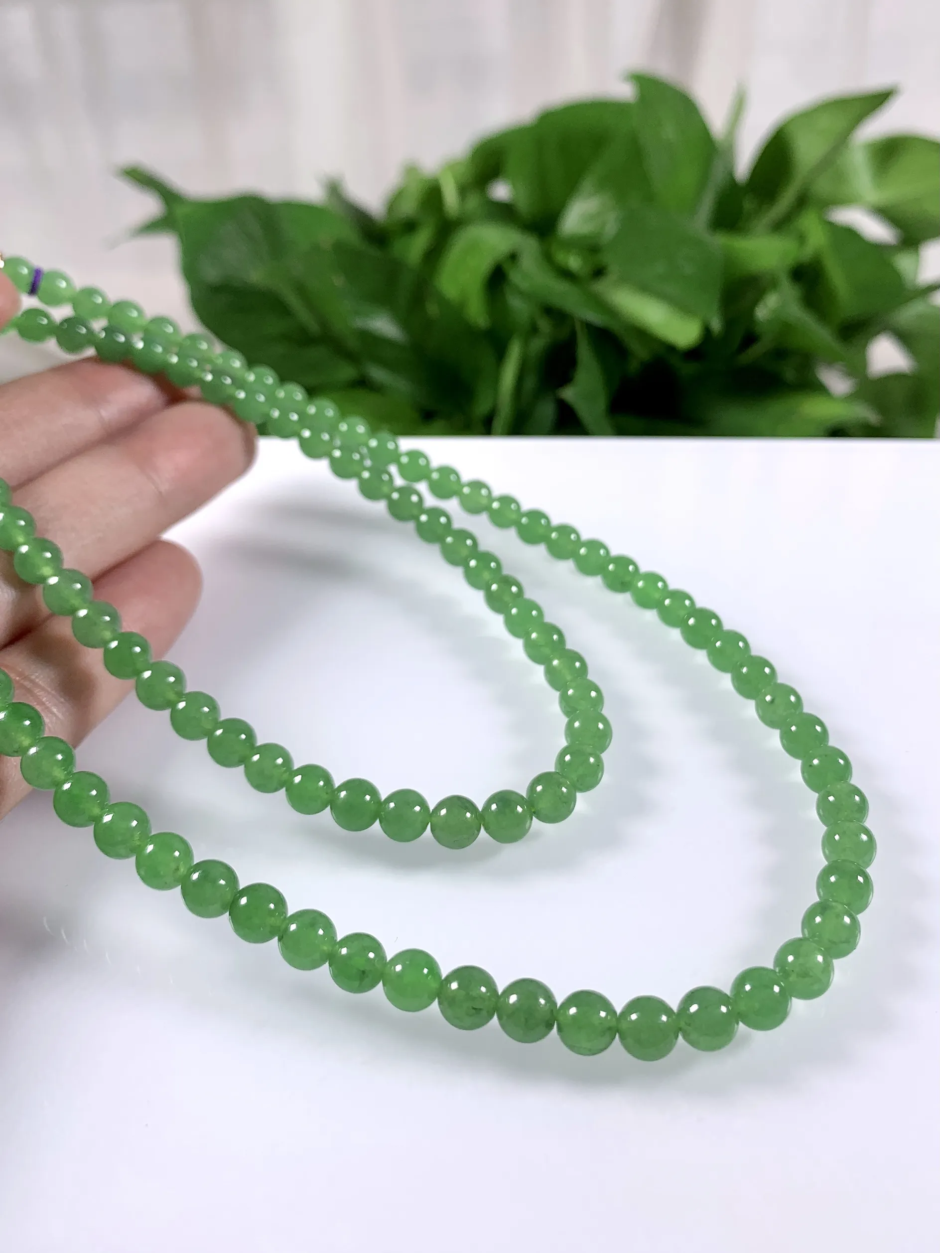 收藏级别，缅甸天然翡翠A货，高冰阳绿冰绿圆珠项链，尺寸：6.2mm/108颗，长度660mm，重量：45.79g