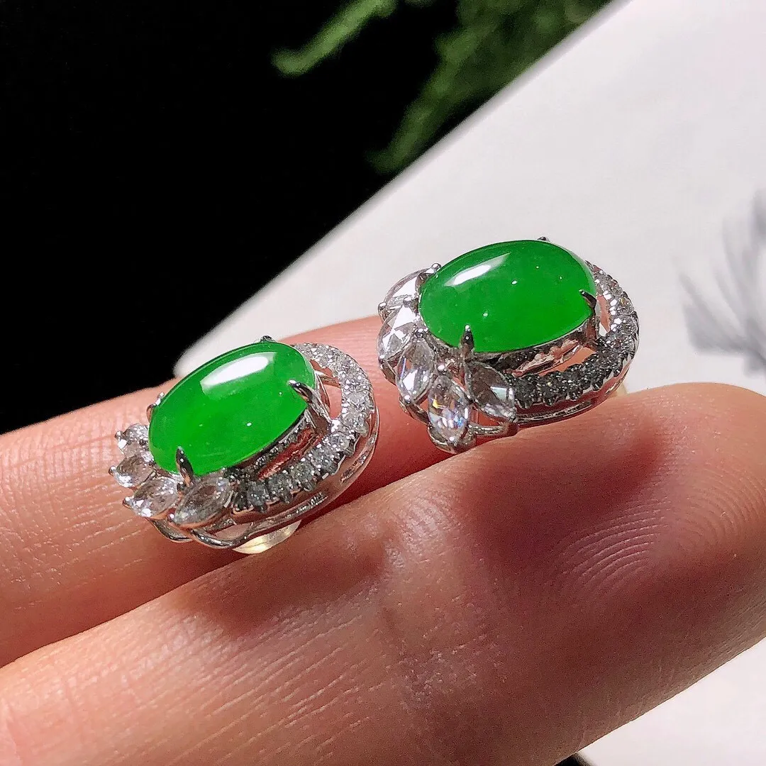 【宝贝】天然翡翠冰润阳绿蛋面耳钉
【尺寸】裸石9.5*7.5*3（㎜）
【描述】冰种，阳绿，玉质温润，颜色迷人，18K金镶嵌，无纹裂