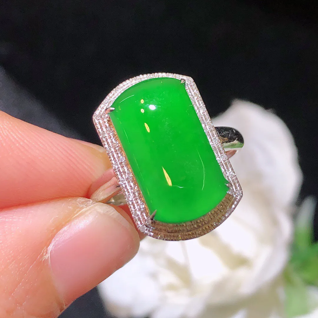 翡翠冰绿戒指 雕工精细 颜色鲜艳 飘绿惹眼