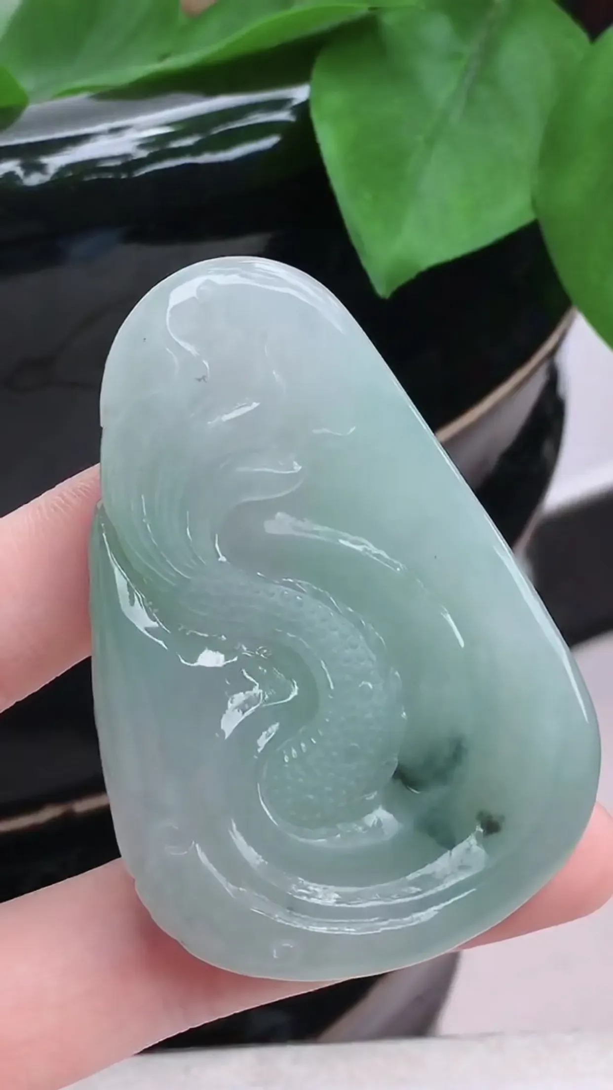 缅甸玉天然翡翠A货 老坑起胶冰润浅绿霸气龙牌吊坠，生肖龙挂件，龙腾盛世，生意兴隆，精雕细琢，大件厚装霸气，送礼佩戴佳品，尺寸：64.7×43.8×11.3mm   y52.04