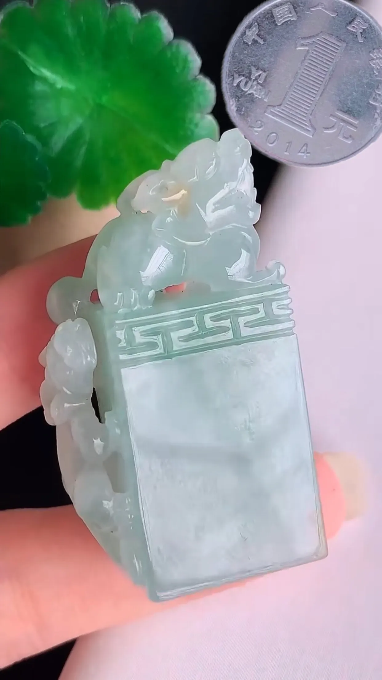 缅甸玉天然翡翠A货 老坑料起胶冰润 飘绿招财霸气貔貅印章  玉质细腻 色泽鲜艳 种老水头足 佩戴效果佳 尺寸44.5×12.5×10.7mm  y32.42