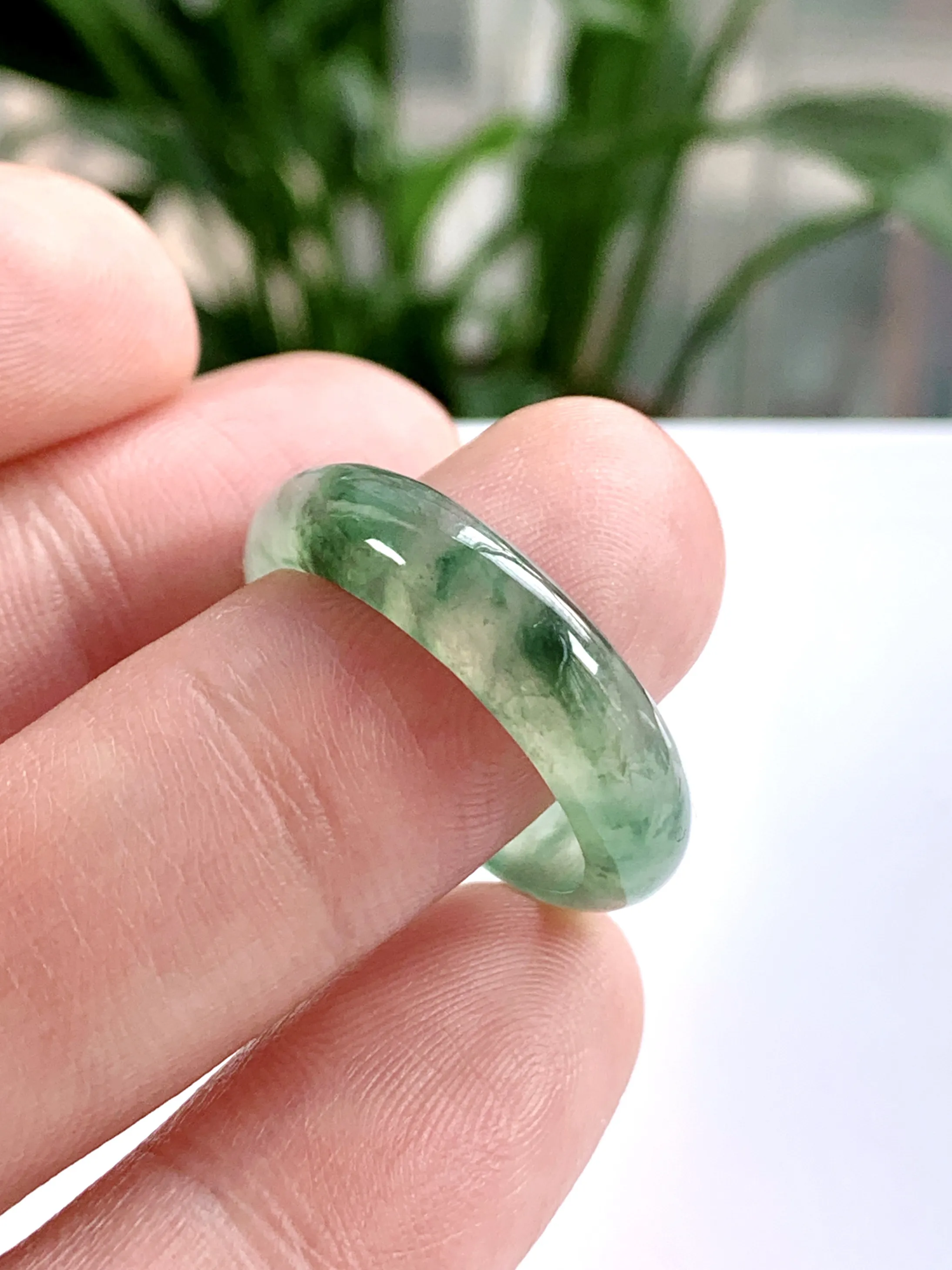 缅甸天然翡翠A货，冰种起胶飘花指环戒指，尺寸：圈口内径20.2mm=24号，宽厚6.2/2.8mm，重量：3.44g