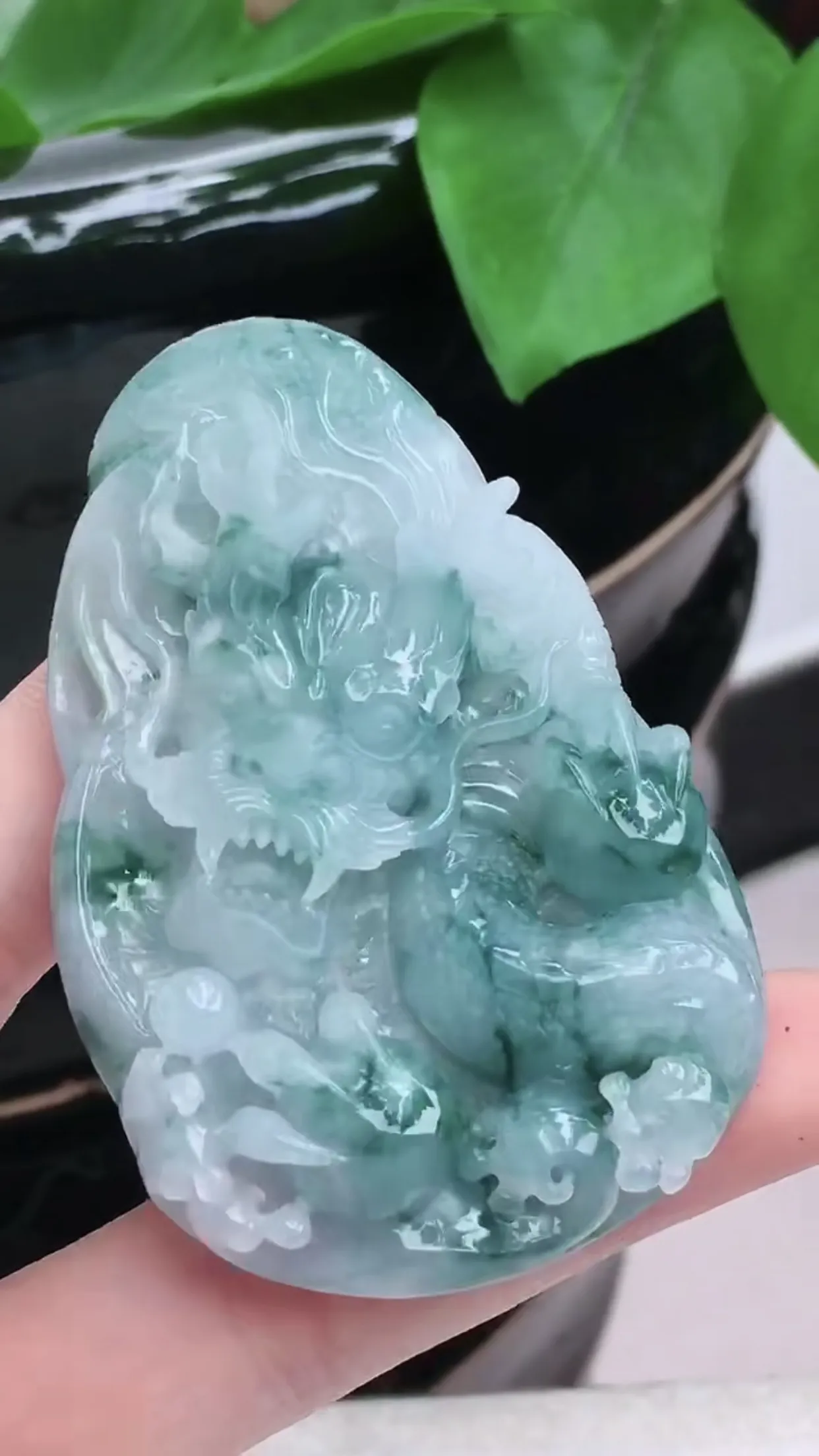 缅甸玉天然翡翠A货 老坑起胶冰润飘花霸气龙牌吊坠，生肖龙挂件，龙腾盛世，生意兴隆，雕工精细，大件厚装霸气，送礼佩戴佳品，尺寸：66.4×43.2×11mm   y55.62