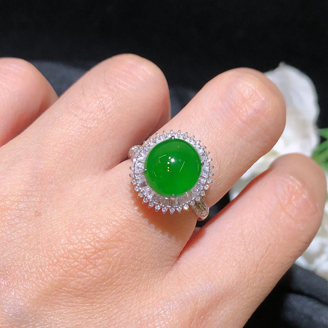 翡翠冰绿蛋面戒指 雕工精细 颜色鲜艳 飘绿惹眼