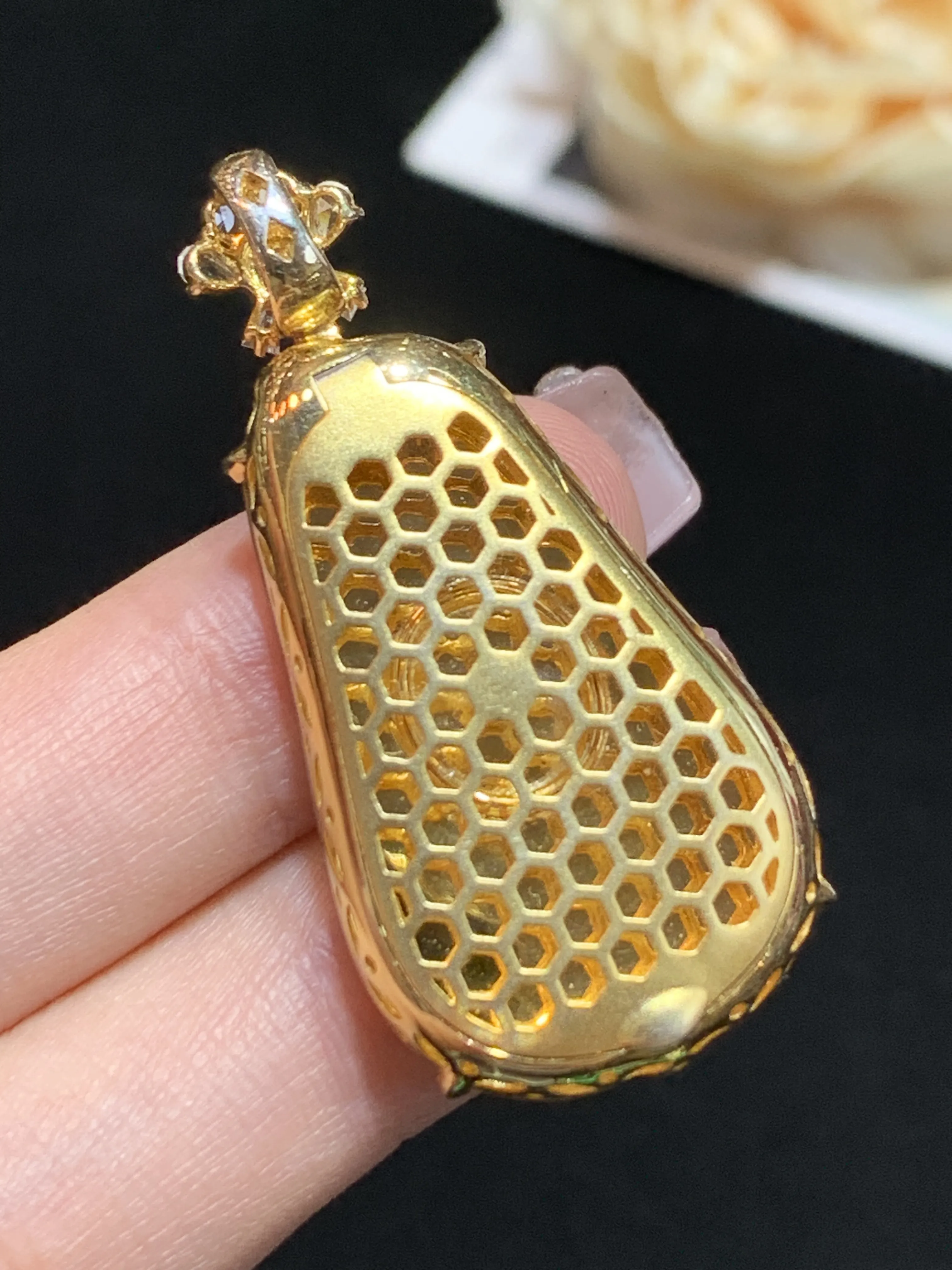 黄翡福瓜吊坠，18k金伴钻，颜色靓丽，水润，佩戴优雅，整体规格：41.2-19.8-8.5