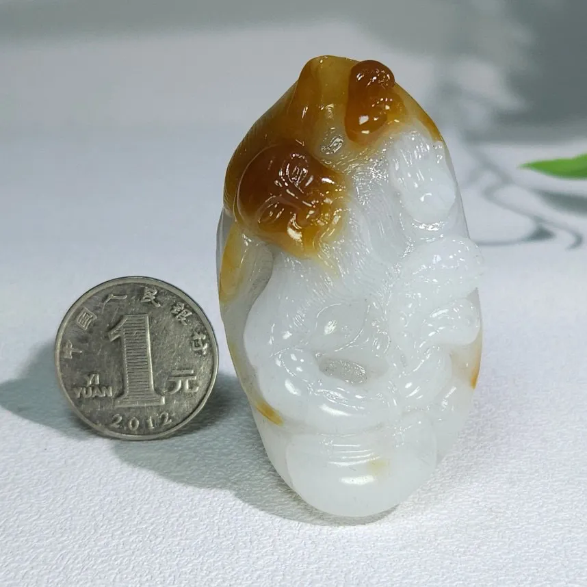 新疆且末糖挂件  尺寸60/36/22重66克  糖色红润  玉质细腻油润   手推出油   品相大气