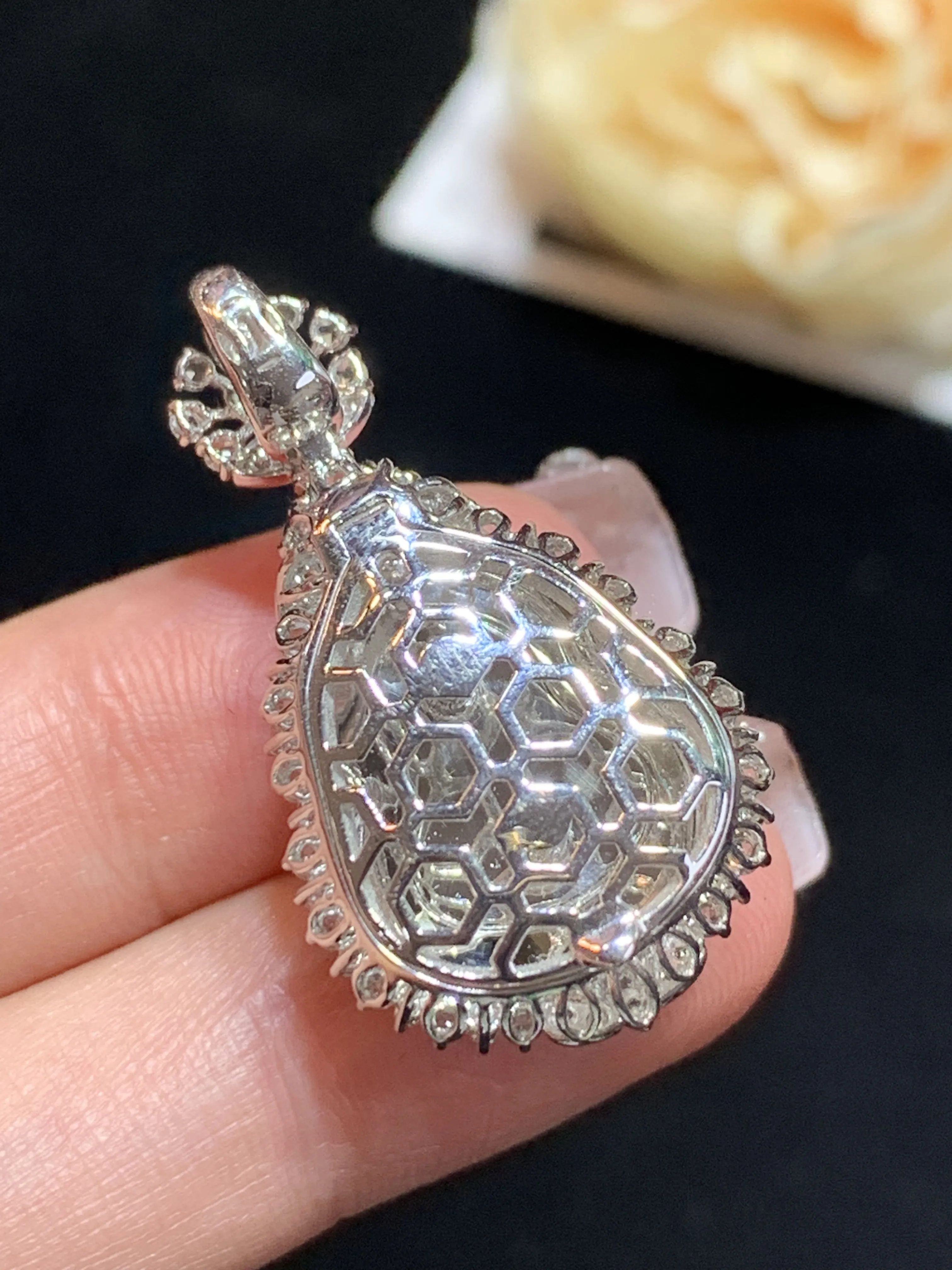 飘绿葫芦吊坠，18k金伴钻，色阳，颜色清爽，水润，整体规格：32.2-17.9-10.8