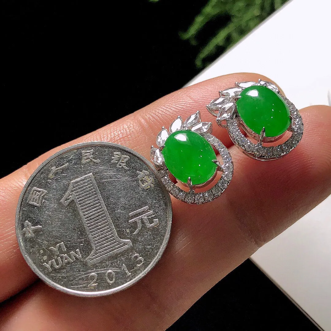 【宝贝】天然翡翠冰润阳绿蛋面耳钉
【尺寸】裸石9.5*7.5*3（㎜）
【描述】冰种，阳绿，玉质温润，颜色迷人，18K金镶嵌，无纹裂