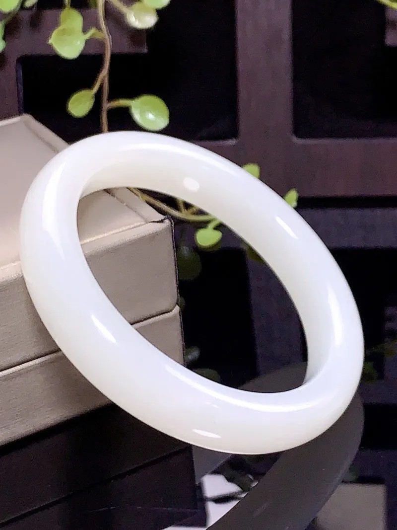 羊脂白玉！和田玉57.5圈口羊脂白玉手镯，圈口57.5宽13厚9.7重60.5克！玉质细腻油润 底色纯净 脂粉好，品质好