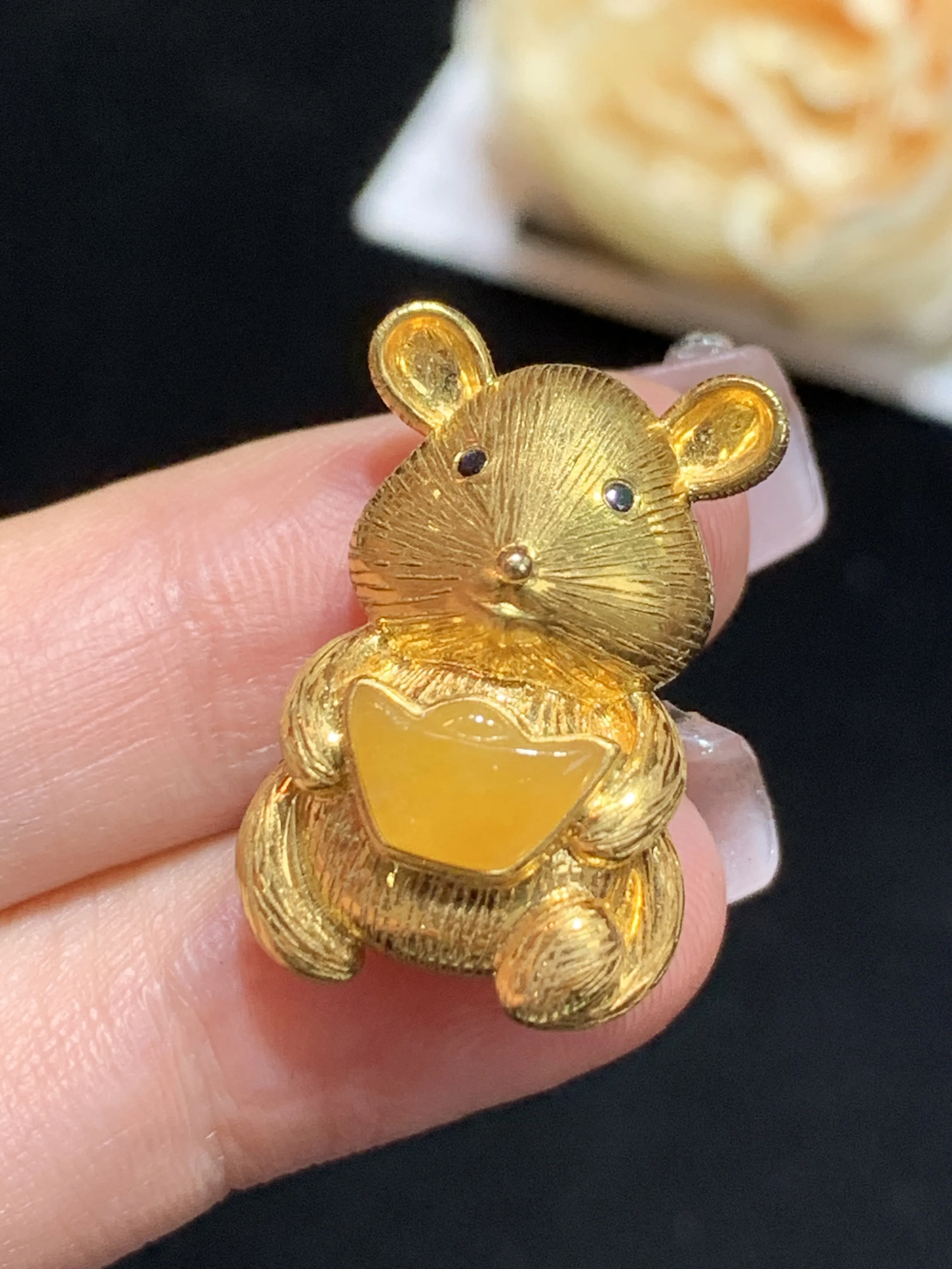 黄翡金元宝设计款“招财鼠”吊坠，18k金镶嵌，颜色靓丽，招财进宝，整体规格：24.2-15.7-8.9