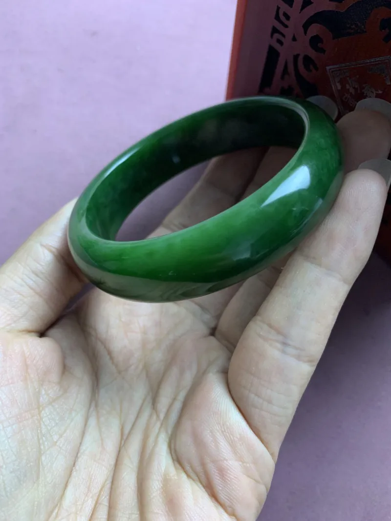 和田玉58圈口碧玉菠菜绿手镯，圈口58宽16.5厚16.3重68.6克！满绿色，玉质细腻油润 底色纯净 脂粉好，品质好