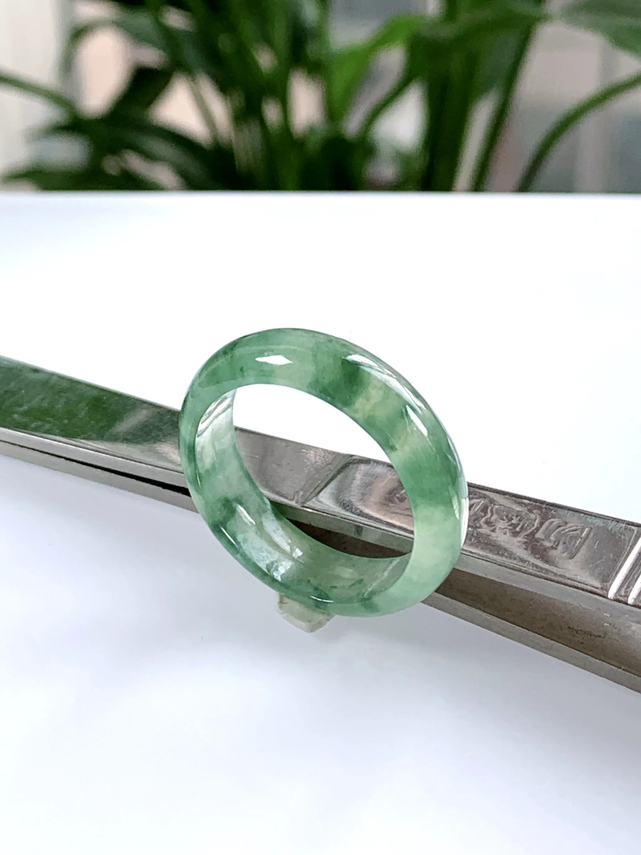 缅甸天然翡翠A货，冰种起胶飘花指环戒指，尺寸：圈口内径20.2mm=24号，宽厚6.2/2.8mm，重量：3.44g