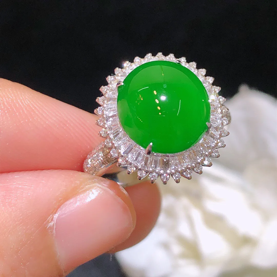 翡翠冰绿蛋面戒指 雕工精细 颜色鲜艳 飘绿惹眼
