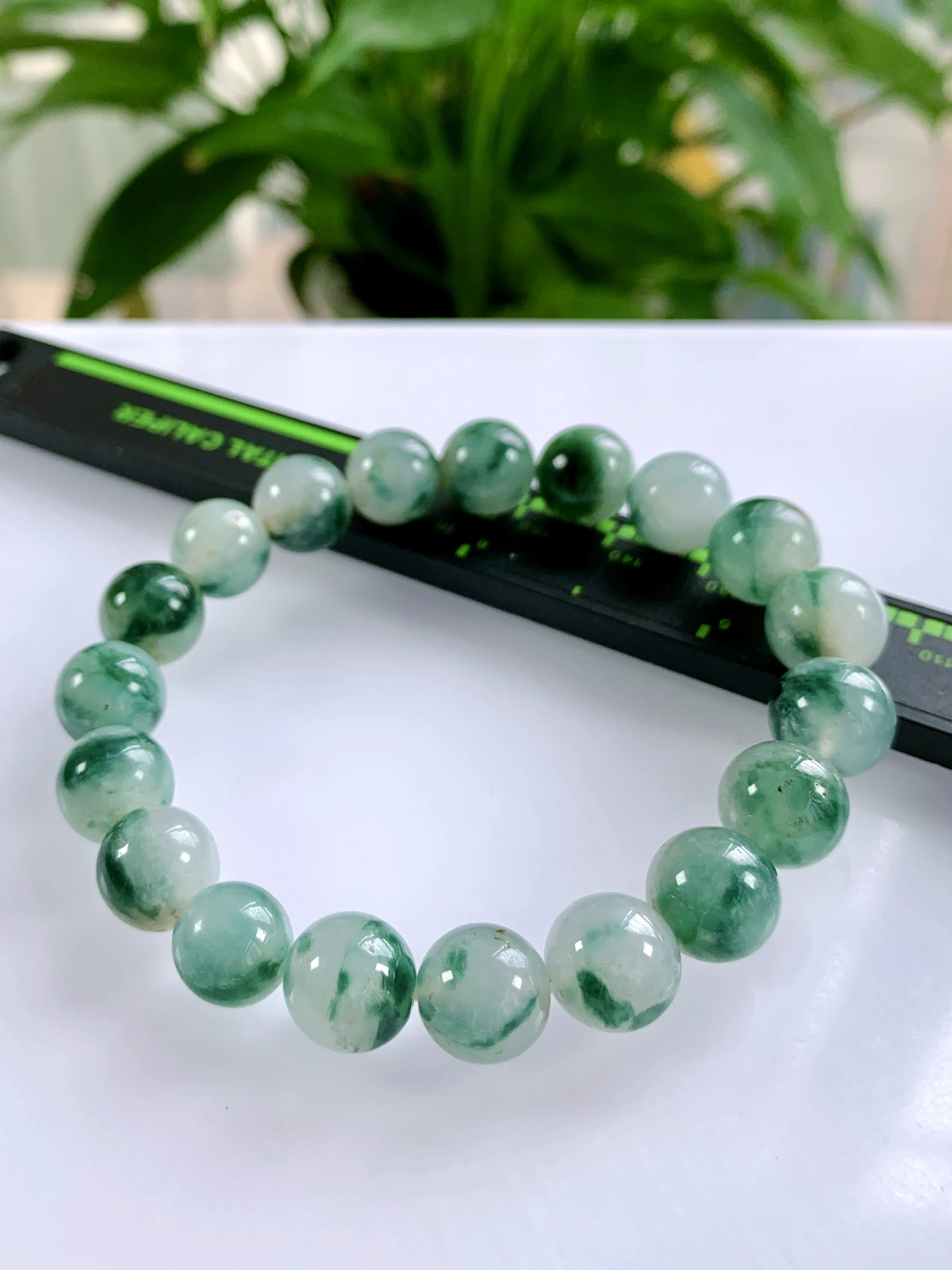 缅甸天然翡翠A货，冰种起胶飘花圆珠手串手链，尺寸：10.2mm/19颗，重量：33.90g，温馨提示：珠子个别有天然砂眼，不影响佩戴效果，介意的翠友慎拍，谢谢！