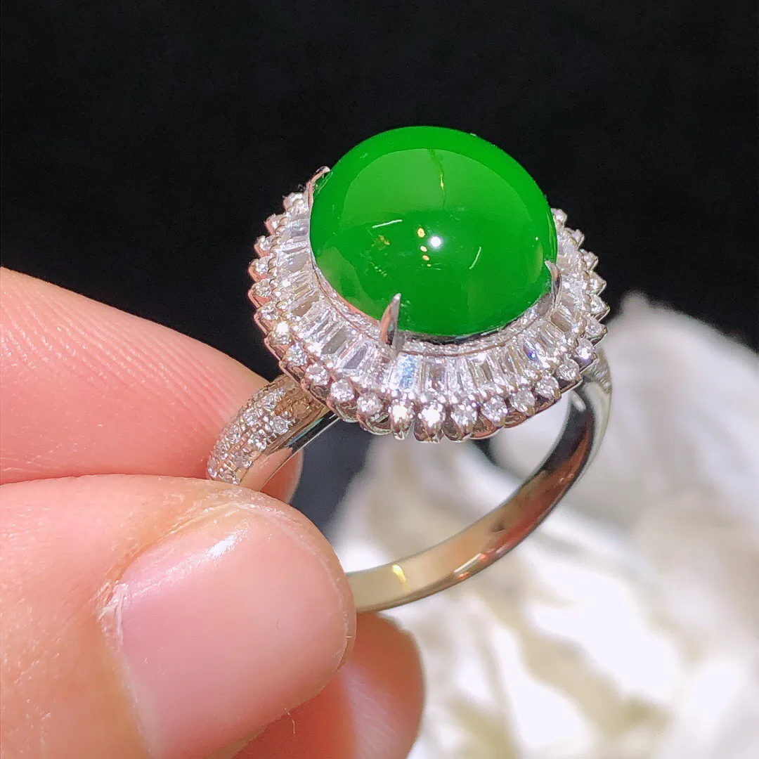翡翠冰绿蛋面戒指 雕工精细 颜色鲜艳 飘绿惹眼